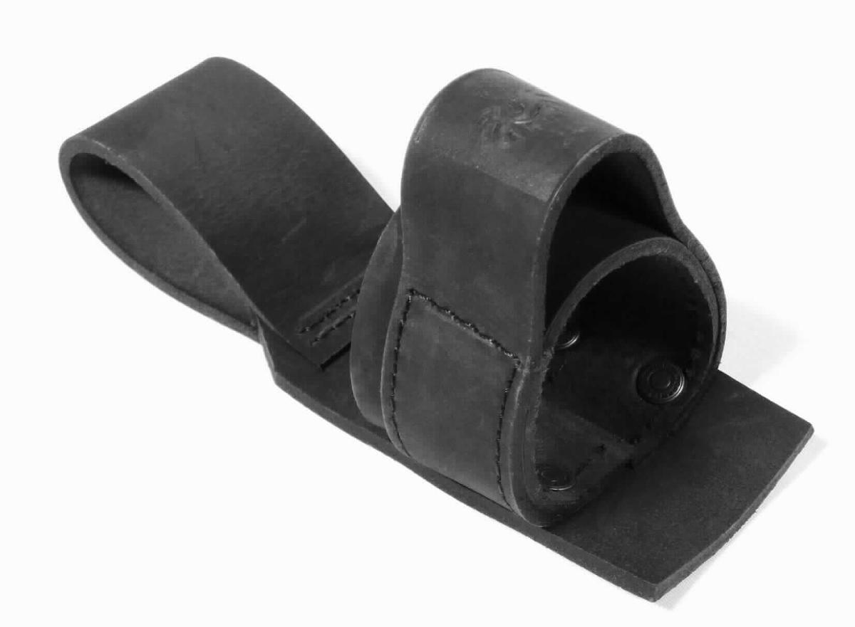 Ware aus Leder, sog. Leder-Hammerschlaufe (A3-Art. 8243901), Foto siehe Anlage,
- in der Art eines Holsters,
- aus Leder,
- bestehend aus einer kleinen Platte und drei daran angenieteten Schlaufen; eine Schlaufe
  dient zur Befestigung an einem Gürtel, die anderen zur Aufnahme eines Hammers,
- in den Abmessungen: ca. 5,5 cm (Breite) x 16,5 cm (Höhe) x 8,5 cm (Tiefe).

"Andere Ware aus Leder, nicht zu technischen Zwecken"