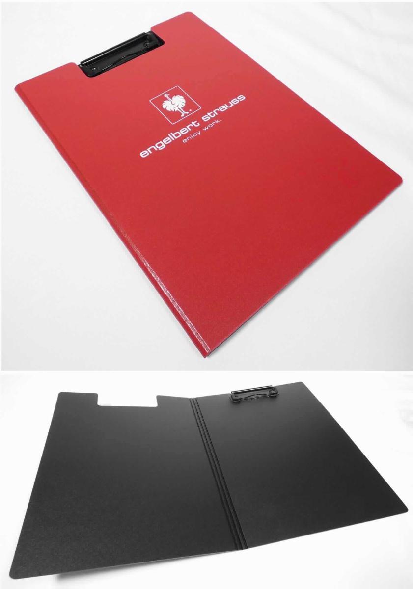 Bei dem durch ein Warenmuster veranschaulichten Artikel handelt es sich um eine aufklappbare Mappe im DIN-A4 Format, bestehend aus formgepressten Kunststoffen im Sinne der Anmerkung 1 zu Kapitel 39. Die im geschlossenen Zustand ca. 23,5 x 32 x 1 cm große Ware zeichnet sich auf der Vorderseite durch eine rechteckige Aussparung aus und ist innen mit einer Klammer aus unedlem Metall versehen, die zur Befestigung von Dokumenten dient.

Insbesondere im Hinblick auf den Umfang verleiht der Kunststoff der zusammengesetzten Ware ihren wesentlichen Charakter. Eine Einreihung in die Position 4202 kommt aufgrund der einfachen Verarbeitung nicht in Betracht.

Das in einem Polybeutel aufgemacht Erzeugnis wird üblicherweise im Büro verwendet und zolltariflich als "andere Ware aus Kunststoffen, Büro- oder Schulartikel" eingereiht.
