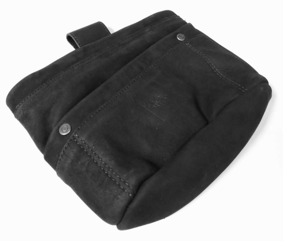 Ähnliches Behältnis, sog. Leder-Nageltasche e.s. vintage, A3-Artikel 6315780, Foto siehe Anlage,
- mit einer Außenseite aus Leder,
- auf der Rückseite mit einer angenähten Schlaufe zur Befestigung an einem Gürtel,
- auf der Vorderseite mit einem aufgesetzten, offenen Einsteckfach,
- mit einem ca. 1 cm unterhalb des oberen Rands angenähten Zuschnitt aus Geweben aus Spinnstoffen, 
  der mit einer Zugkordel mit Stopper zusammengezogen (geschlossen) werden kann,
- nicht gefüttert; ohne Inneneinteilung,
- in den Abmessungen: ca. 18 cm (Breite) x 14 cm (Höhe) x 6 cm (Tiefe),
- ohne Hinweise auf Handarbeit.

"Ähnliches Behältnis, anderes als in den Unterpositionen 4202 1110 bis 4202 3900 genannte, mit Außen-
 seite aus Leder, anderes als in der Unterposition 4202 9110 genannte, nicht handgearbeitet"