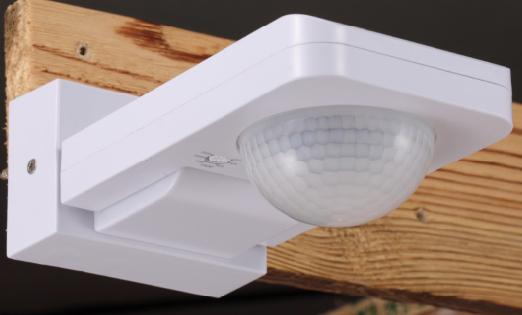 Infrarot-Bewegungsmelder für den Innen- und Außenbereich,
- im Wesentlichen bestehend aus einem spezifisch geformten, ca.:177 x 87 x 66 mm (L x B x H)
  großen Kunststoffgehäuse mit Montageplatte für die Wand- oder Deckenmontage, einer
  optional anwendbaren Linsenabdeckung und elektrischen Anschlusskontakten auf der Rückseite,
- ausgestattet mit einem passiven Infrarot-Sensor,
- einem integrierten Schaltausgang ,
- mit Einstellvorrichtungen des Sensors an die Umgebungshelligkeit
  und für die zeitliche Ausschaltverzögerung,
- für eine Schaltspannung von 230 V,
- die Waren können mit einem weißen oder einem anthrazitfarbenen Gehäuse vorliegen
  oder als Set (2 Stück der gleichen Farbe), verpackt in einem Pappkarton.

Die Ware dient dem Auslösen eines elektrischen Schaltvorgangs
bei Registrierung einer Bewegung im Erfassungsbereich.

Die Ware ist als "elektrisches Gerät zum Schließen und Unterbrechen von
elektrischen Stromkreisen, für eine Spannung von weniger als 1000 V aber
mehr als 60 V, andere als in den KN-Unterpositionen 8536 5003 bis
8536 5007 genannt, nicht für bestimmte Luftfahrzeuge" einzureihen.

Anlage: 1 Abbildung
