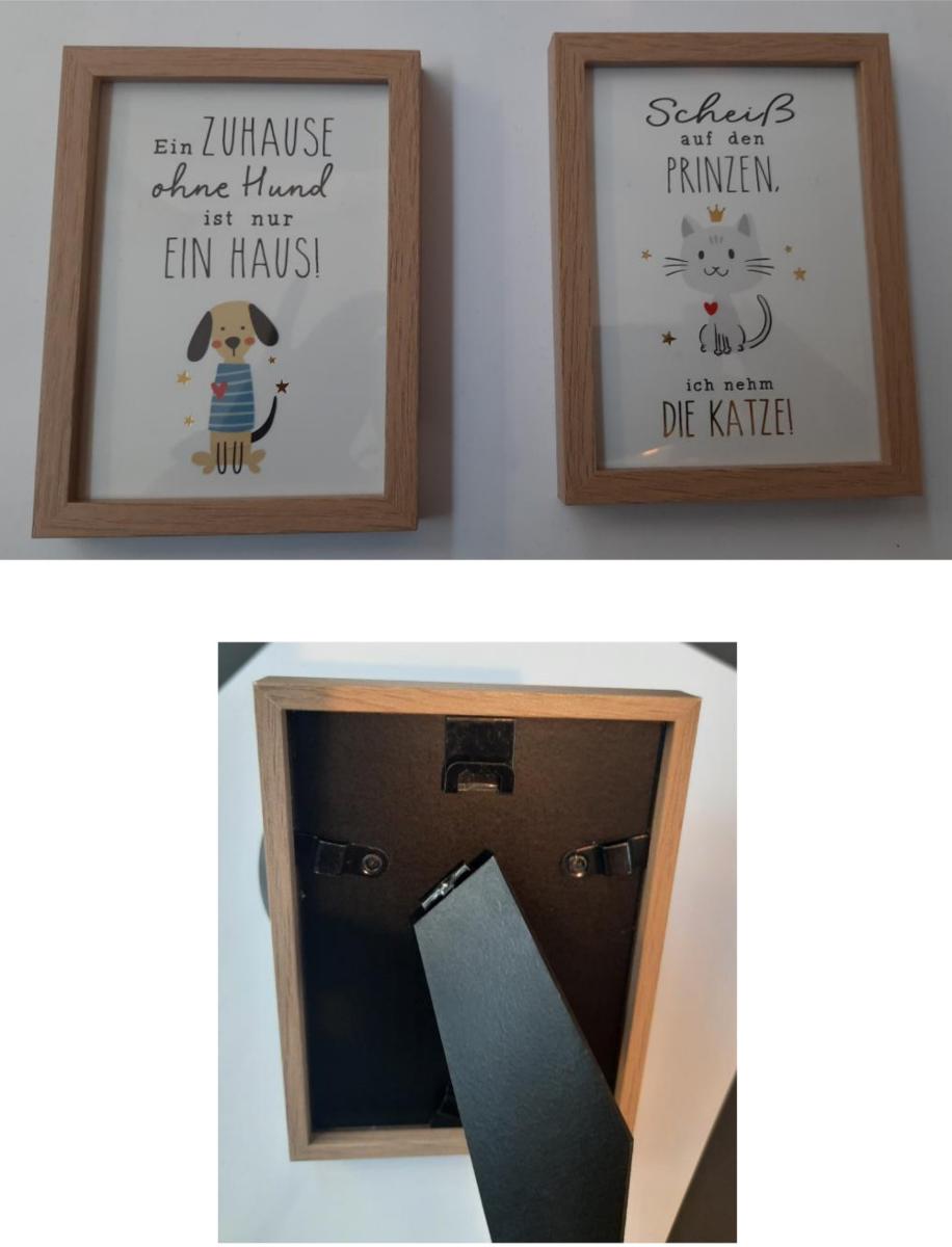 Es handelt sich um Zierartikel zum Dekorieren von Wänden. Sie bestehen jeweils aus einem Zuschnitt aus Papier, der mit einem illustrierten Spruch in Textform bedruckt ist (Abmessungen: etwa 7,5 x 10,5 cm). Der Zuschnitt befindet sich in einem Wechselrahmen aus Holz.

Abbildung siehe Anlage.

Derartige Waren gehören als "andere Drucke, andere als in den vorgenannten Codenummern" zur Codenummer 4911 99 00 00 0 des Zolltarifs, da es sich um eine aus verschiedenen Bestandteilen zusammengesetzte Ware handelt, deren wesentlicher Charakter nach der Bedeutung für die Verwendung durch den Druck bestimmt wird.