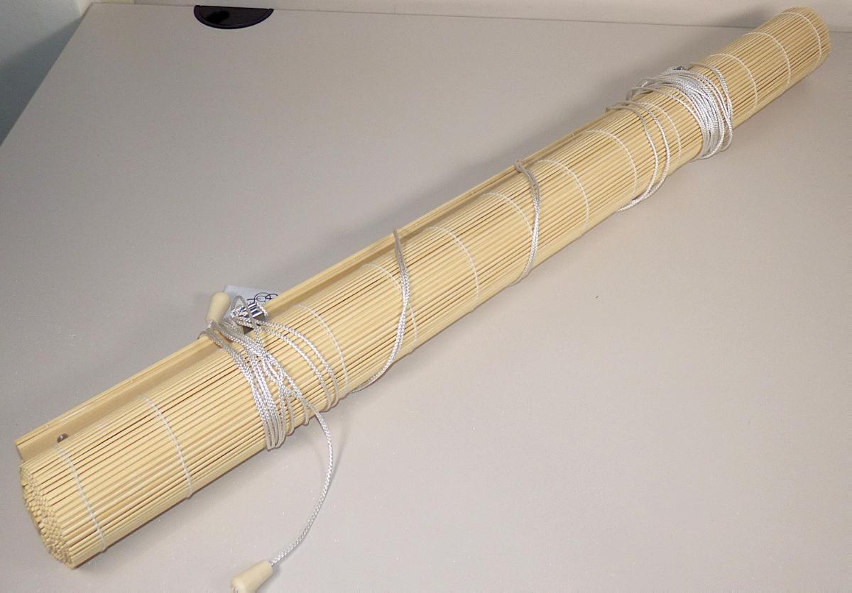 Nach den Angaben der Antragstellerin sowie dem vorliegenden Warenmuster handelt es sich um ein sog. Bambusrollo (Art. 8373121). Das etwa 90 x 220 cm große Rollo besteht aus dünnen, ca. 2,5 mm breiten, biegsamen, beigen Bambusstäbchen (Flechtstoff im Sinne der Anmerkung 1 zu Kapitel 46) die in flächenform parallel mittels Spinnstoffgarnen aneinandergefügt sind (Ware der Pos. 4601). Das Rollo ist am unteren Ende mit einem Bambusrohr versehen und verfügt am oberen Ende über eine Holzleiste, an der zwei Aufhängevorrichtungen aus unedlem Metall mit Zugbändern aus Spinnstoffen befestigt sind.

Der Charakter der Ware wird durch die Flechtstoffe bestimmt.

Hinweise auf eine Fertigung in Handarbeit liegen nicht vor.

Zolltarifrechtlich handelt es sich bei derartigen Erzeugnissen um "Korbmacherwaren und andere Waren, aus Waren der Position 4601 hergestellt, aus pflanzlichen Stoffen, aus Bambus, nicht handgearbeitet".