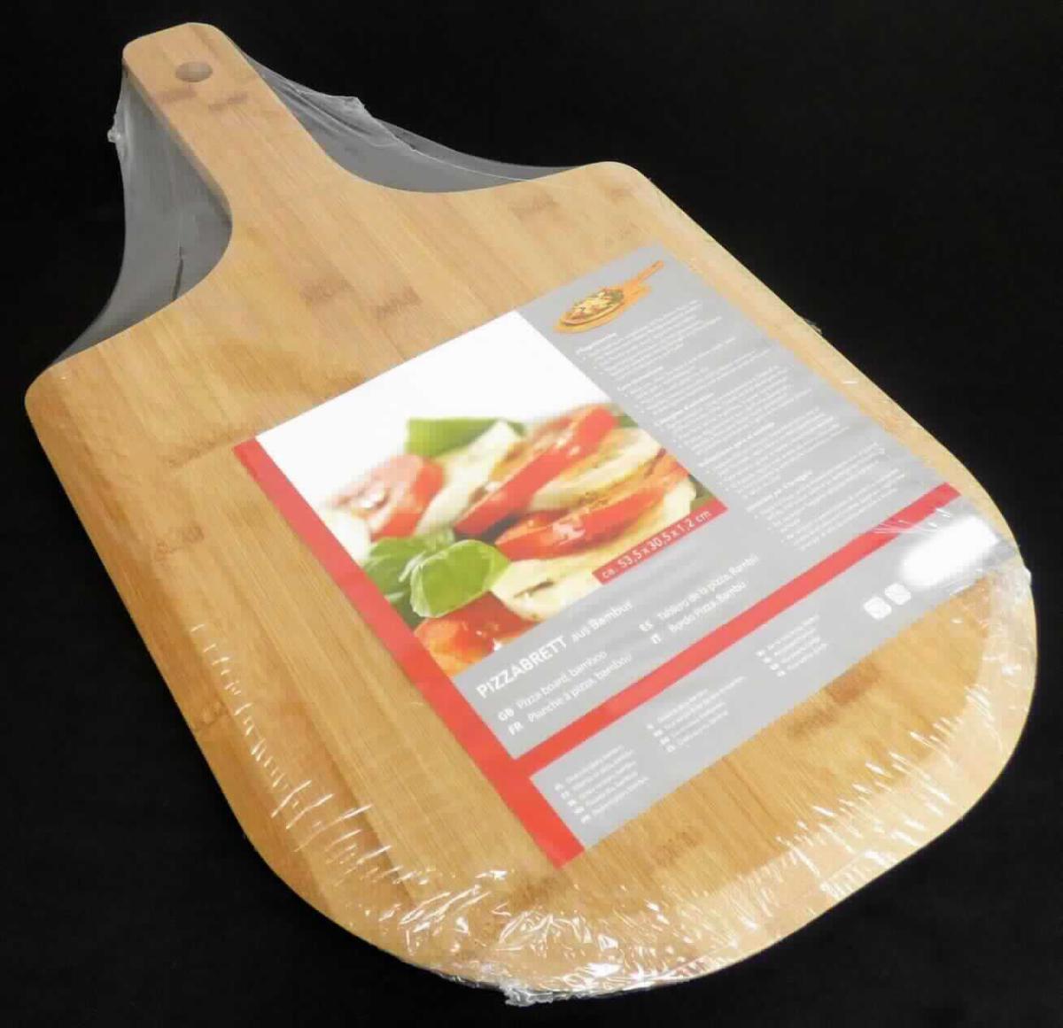 Pizzabrett, Art.Nr. 25183 (Abbildung siehe Anlage)
- halbrundes Brett aus zwei aufeinander verleimten Lagen aus nebeneinander verleimten Bambus-
  lamellen, mit abgeschrägtem Rand, einseitig zu einem Handgriff mit Aufhängeöse gearbeitet,
  Abmessungen: ca. 53,5 x 30,5 x 1,2 cm,
- zum Aufteilen, Bereitstellen und Servieren von Pizza bei Tisch oder in der Küche,
- mit einem bedruckten Papiereinleger in Kunststofffolie verpackt.

"Holzware zur Verwendung bei Tisch oder in der Küche, aus Bambus, Brotbretter, Schneidebretter und ähnliche Bretter"