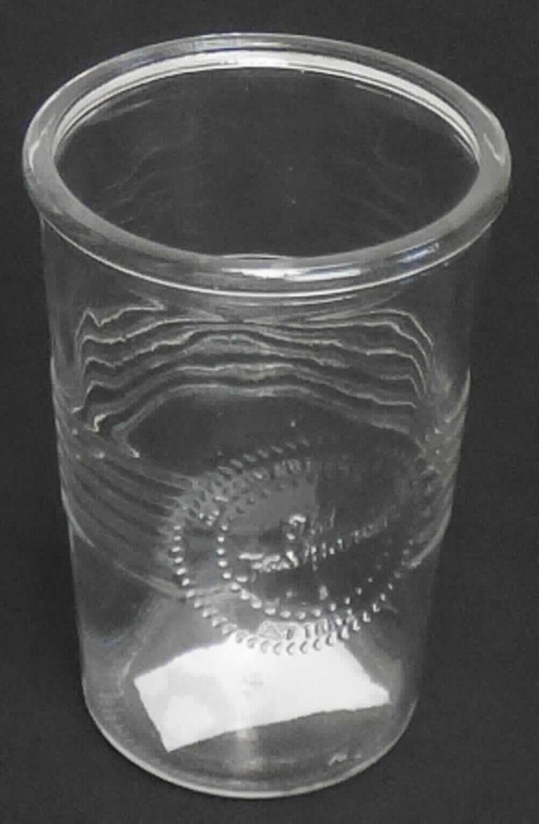 Glasware zur Verwendung bei Tisch, sog. Trinkglas Old fashioned (Art. 19538), Foto siehe Anlage, 
- Trinkglas ohne Stiel,
- aus gewöhnlichem, klarsichtigem Glas, 
- mechanisch gefertigt (weder geschliffen noch anders bearbeitet), 
- mit einem abgerundeten oberen Rand, 
- mit dem reliefartigen Schriftzug "Old Fashioned" und sechs umlaufenden Rippen verziert, 
- nach oben breiter werdend, mit einem Durchmesser von ca. 9,5 cm und einer Höhe von ca. 13,5 cm.

"Glasware zur Verwendung bei Tisch, Trinkglas ohne Stiel, nicht aus Glaskeramik, Bleikristall oder vorgespanntem
 Glas, mechanisch gefertigt, weder geschliffen noch anders bearbeitet"