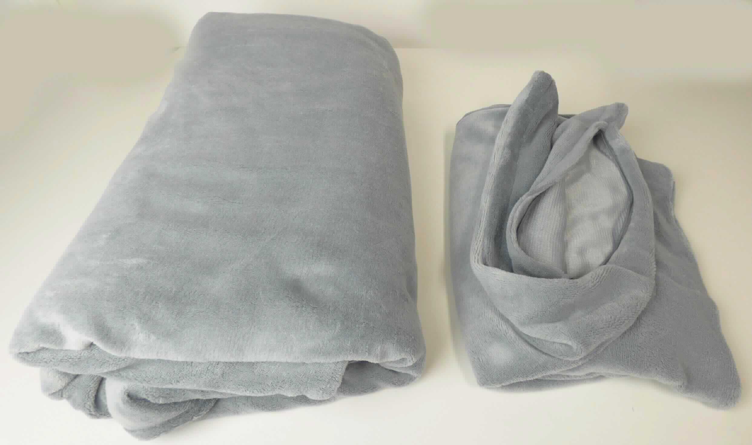 Bettwäsche, sog. "Feelwell Bettwäsche", Foto siehe Anlage,
- gemeinsam in einem Polybeutel verpackt,
- Zusammenstellung, bestehend aus einem Deckbett- und einem Kopfkissenbezug bzw. einem Deckbett-
  und zwei Kopfkissenbezügen, 
- aus ca. 1,7 mm dicken, einfarbigen Plüschgewirken aus laut Antrag 100 % Polyester (synthetische 
  Chemiefasern),
- an einer Seite mit Öffnung mit Reißverschluss zum Einstecken einer Kissenfüllung, mit einem Schieber
  ohne Verriegelungsstift versehen,
- durch Zusammennähen konfektioniert,
- wird üblicherweise gewaschen und kennzeichnet sich nach Verwendungszweck und Materialbeschaffenheit
  als Bettwäsche.

"Bettwäsche, aus Spinnstoffen, aus Gewirken"