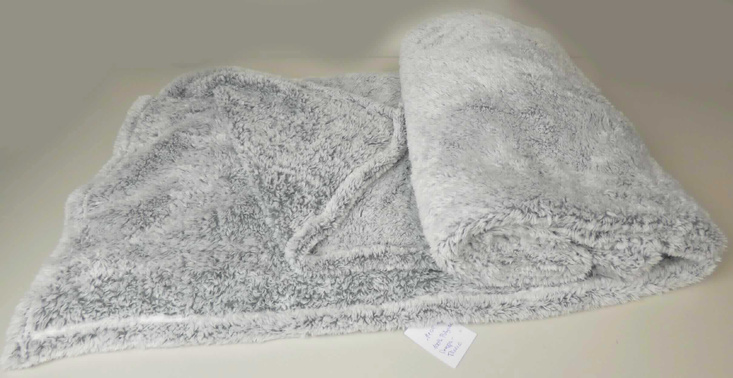 Decke, sog. "Ottawa" Kuscheldecke, Foto siehe Anlage,
- in einem Polybeutel verpackt,
- rechteckig, laut Antrag in den Abmessungen: 150 cm x 200 cm,
- aus einfarbigen Plüschgewirken aus laut Antrag 100 % Polyester (synthetische Chemiefasern),
- an allen Rändern durch Umschlagen und Festnähen gesäumt (somit konfektioniert),
- ohne elektrische Heizvorrichtung.

"Decke, aus Spinnstoffen, ohne elektrische Heizvorrichtung, aus synthetischen Chemiefasern, aus Gewirken"