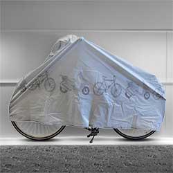 Nach den Antragsangaben handelt es sich um eine „Fahrradgarage Komfort“, bestehend aus silberfarbenen, gehämmerten und miteinander vernähten Folien aus Kunststoff, im Sinne der Anmerkung 1 zu Kapitel 39 (PEVA). 
Flachliegend weist der Artikel die Maße ca. 200 cm x 110 cm auf. Der Artikel ist am unteren Rand gesäumt und an der Unterseite ist zusätzlich ein Klettverschluss angebracht. 
Auf der Außenseite ist der Artikel, der zum Schutz gegen das Wetter und vor Verschmutzung über ein Fahrrad gezogen werden soll, mit Abbildungen von Fahrrädern sowie Kleinkrafträdern bedruckt.

Zolltarifrechtlich handelt es sich um eine "andere Ware aus Kunststoff, nicht von den TARIC-Codes 3926 1000 00 bis 3926 9097 77 erfasst".