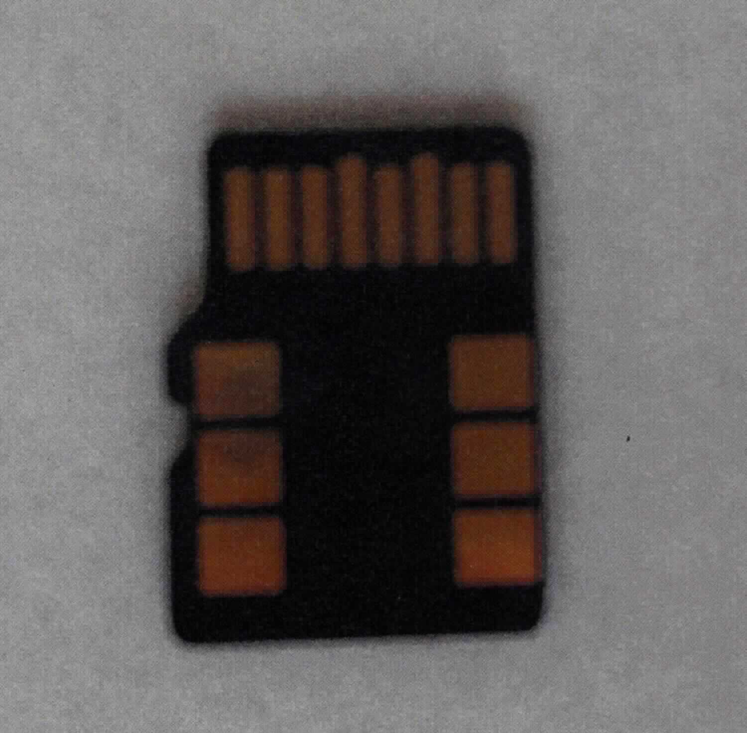 Speicherkarte, Kombination aus einer SD- und einer SIM-Karte in einem gemeinsamen Gehäuse, im Wesentlichen bestehend aus einer mit einem Speicherbaustein und einem Chipcontroller bestückten Leiterplatte in einem rechteckig geformten Gehäuse aus Kunststoff mit einer 8-pin Anschlussleiste und jeweils 3 rechts und links auf der Oberseite angeordneten elektrischen Kontaktflächen. Das Erzeugnis verfügt über eine Speicherkapazität von bis zu 256 GB für die SD-Karte und bis zu 200 KB für die SIM-Karte, ist ohne Aufzeichnungen und zur Verwendung in unterschiedlichen Geräten der mobilen Telekommunikation geeignet (z.B. Smartphones, Tablets usw.). Die Ware kann zeitgleich in nur einem Kartenslot sowohl als SIM-Karte, als auch als SD-Speicherkarte genutzt werden.

Die Ware wird als "Halbleiter-Aufzeichnungsträger, nicht flüchtige Halbleiterspeichervorrichtung, ohne Aufzeichnung" eingereiht.

Anlage: 1 Abbildung