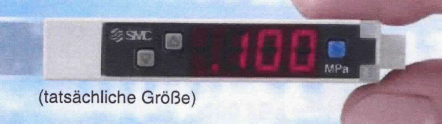 So genannter digitaler Druckschalter, im Wesentlichen bestehend aus einem quaderförmigen Gehäuse (H x B x T ca.: 9,8 x 51,8 x 25 mm; zur äußeren Form siehe Abbildung in der Anlage) mit einem Druckluftanschluss, einem 2 m langem Anschlusskabel mit  Stecker, zwei Gewindelöchern zur Befestigung an einer Halterung (nicht Gegenstand dieser vZTA-Entscheidung), einer Adapter für die DIN-Schienenmontage, einer LED-Anzeige und drei Bedienknöpfen. Das Gerät verfügt über einen offenen NPN-Schaltausgang und einen analogen Spannungsausgang
 Die Ware dient der Druckmessung von Druckluft und anderen nicht ätzenden und nicht entzündlichen Gasen in Rohr- oder Schlauchleitungssystemen (Position 9026) und dem Schalten eines elektrischen Kreises bei Erreichen eines bestimmten manuell einstellbaren Durchflusswertes (Position 8536). Eine charakterbestimmende Haupttätigkeit dieser Multifunktionsmaschine ist nicht erkennbar.
Der Nenndruckbereich reicht von 0 bis -101,0 kPa. 
Die Ware wird als "elektronisches Gerät zum Messen oder Überwachen des Druckes von Gasen (Manometer), kein Instrument, Apparat oder Gerät der Position 9014, 9015, 9028 oder 9032" eingereiht.