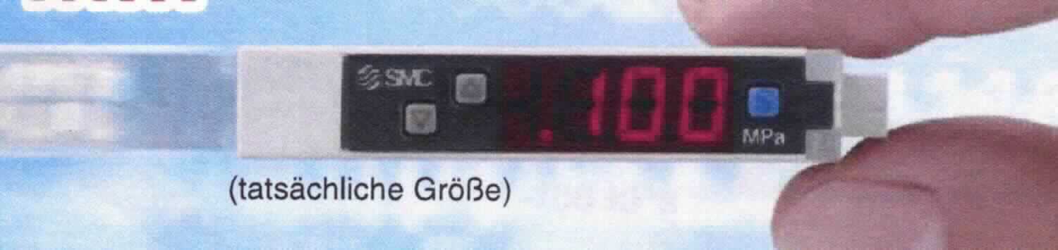 So genannter digitaler Druckschalter, im Wesentlichen bestehend aus einem quaderförmigen Gehäuse (H x B x T ca.: 9,8 x 51,8 x 25 mm; zur äußeren Form siehe Abbildung in der Anlage) mit einem Druckluftanschluss, einem 2 m langem Anschlusskabel mit  Stecker, zwei Gewindelöchern zur Befestigung an einer Halterung (nicht Gegenstand dieser vZTA-Entscheidung), einer Adapter für die DIN-Schienenmontage, einer LED-Anzeige und drei Bedienknöpfen. Das Gerät verfügt über einen offenen PNP-Schaltausgang und einen analogen Spannungsausgang
Die Ware dient der Druckmessung von Druckluft und anderen nicht ätzenden und nicht entzündlichen Gasen in Rohr- oder Schlauchleitungssystemen (Position 9026) und dem Schalten eines elektrischen Kreises bei Erreichen eines bestimmten manuell einstellbaren Durchflusswertes (Position 8536). Eine kennzeichnende Haupttätigkeit dieser Multifunktionsmaschine ist nicht erkennbar.
Der Nenndruckbereich reicht von 0 bis -101,0 kPa. 
Die Ware wird als "elektronisches Gerät zum Messen oder Überwachen des Druckes von Gasen (Manometer), kein Instrument, Apparat oder Gerät der Position 9014, 9015, 9028 oder 9032" eingereiht.