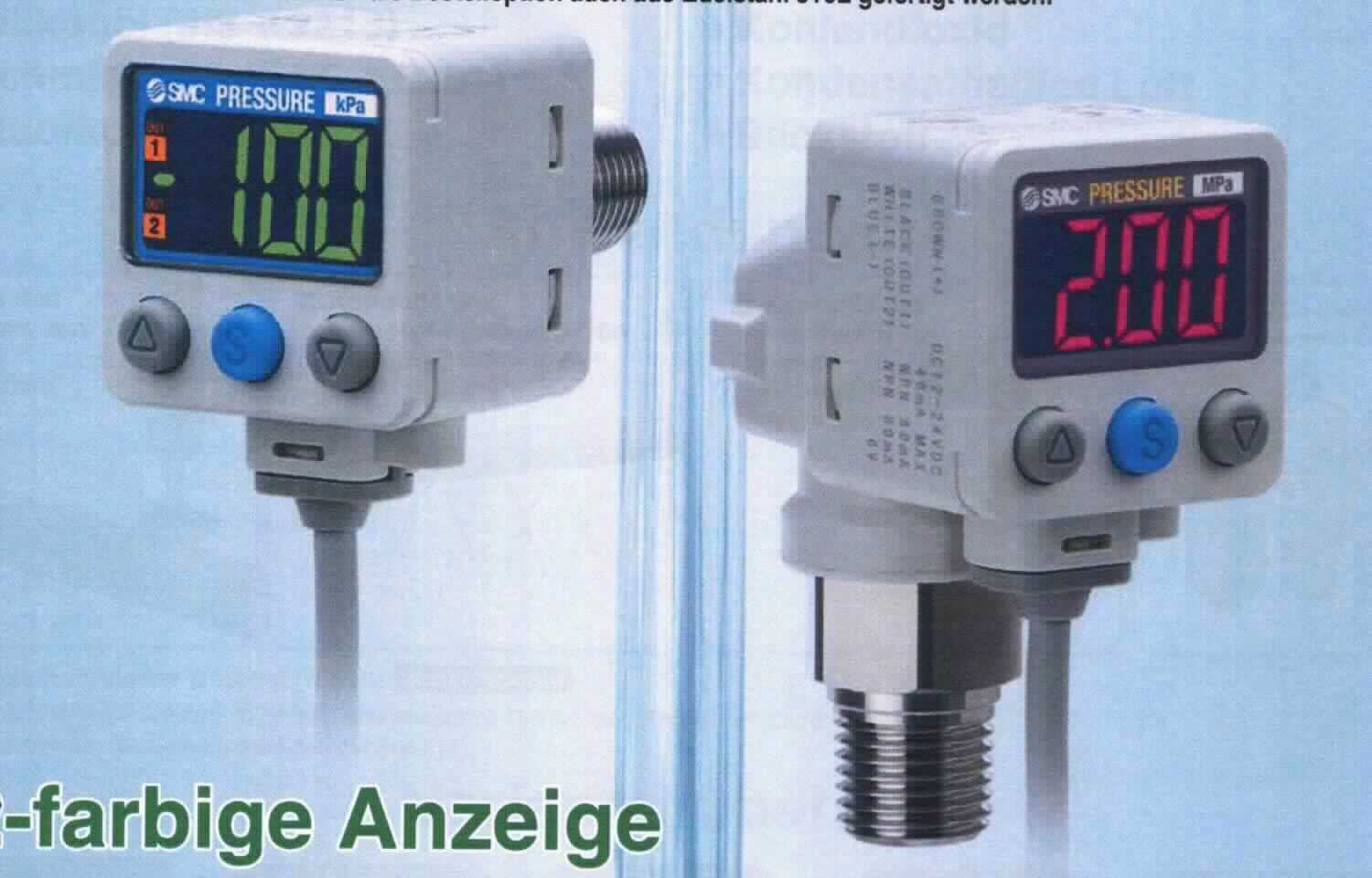 So genannter digitaler Präzisions-Druckschalter, im Wesentlichen bestehend aus einem speziell geformten quaderförmigen Körper aus Kunststoff (H x B x T ca.: 30 x 30 x 26,2 mm) mit einem Anschluss für eine Schlauch- oder Rohrleitung, einem Drucksensor, einem Reedschalter, einer digitalen Anzeige (elektronisch)- und Einstelleinheit  mit drei Bedienknöpfen und einem 3 m langem Anschlusskabel. Das Gerät verfügt über einen PNP-Schaltausgang und einen analogen Spannungsausgang zur Übermittlung eines Messwertes. 
Das Gerät dient dem Messen des Druckes diverser Flüssigkeiten und Gasen in Druckluftsystemen von -100 bis 100 kPa (Position 9026) und dem Schalten eines elektrischen Kreises bei Erreichen eines bestimmten manuell einstellbaren Durchflusswertes (8536).Eine kennzeichnende Haupttätigkeit dieser kombinierten Maschine ist nicht erkennbar.
Die Ware wird als "elektronisches Gerät zum Messen oder Überwachen des Drucks von Flüssigkeiten oder Gasen, nicht von den Positionen 9014, 9015, 9028 oder 9032 erfasst" eingereiht.