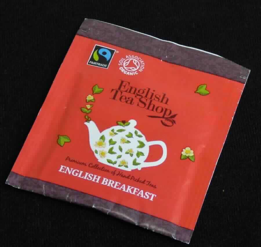 Nach den Antragsangaben und dem vorgelegten Warenmuster handelt es sich bei der Ware (Teemischung English Breakfast) um getrockneten, fermentierten schwarzen Tee, der vom Strauch der Gattung Thea stammt, ohne weitere Zusätze.

Das Erzeugnis ist in einem handelsüblichen Teebeutel abgefüllt und in einer bunt bedruckten Papierhülle verpackt.

Zolltarifrechtlich handelt es sich um "Schwarzer Tee (fermentiert), in unmittelbaren Umschließungen mit einem Inhalt von 3 kg oder weniger".