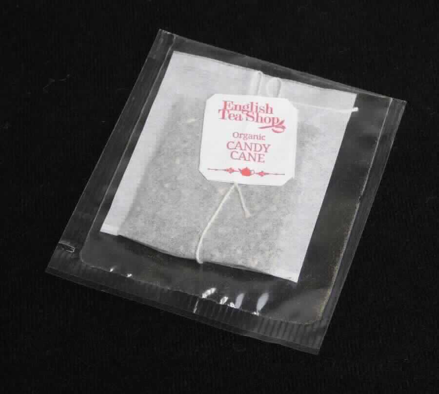 Kräuter-Grüntee-Mischung, aromatisiert, in Filterbeuteln

Beschaffenheit des vorgelegten Warenmusters:
In einem farblosen, transparenten Folientütchen verpackter Filterbeutel, gefüllt mit fein zerkleinerten, getrockneten, braunen, grünen und gelblichen Pflanzenteilchen und einem weißlichen Aromagranulat; Geruch vorherrschend nach Pfefferminz; Überbrühen mit heißem Wasser ergibt ein vorherrschend nach Pfefferminz schmeckendes Kräuter-Grünteegetränk.

Anteil an Teeblättern (gemäß Rezeptur): weniger als 50 GHT
Milchfett, Milchprotein (gemäß Rezeptur): nicht enthalten
Stärke/Glucose (gemäß VO (EU) 118/2010): nicht nachweisbar
Saccharose/Invertzucker/Isoglucose (gemäß VO (EG) 900/2008): weniger als 5 GHT

Zubereitung auf der Grundlage von Teeblättern, kein Milchfett, kein Milchprotein, keine Glucose oder Stärke und weniger als 5 GHT Saccharose oder Isoglucose enthaltend.