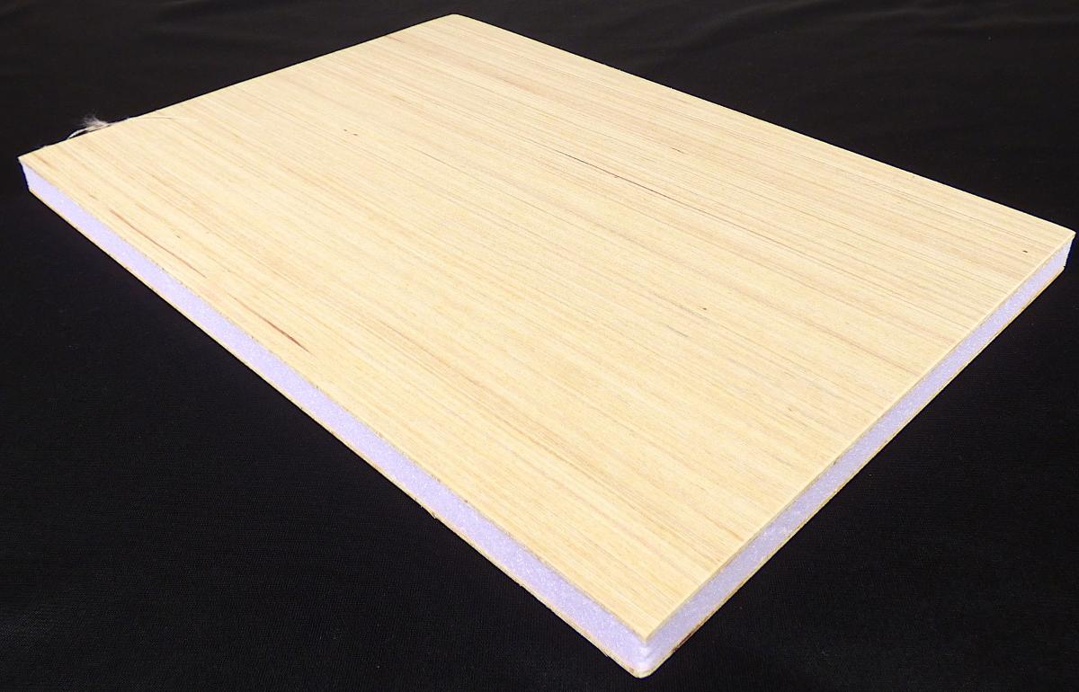 Sandwichplatte (Abbildung siehe Anlage)
- aus zwei äußeren Deckschichten (Dicke 2 - 6 mm) in Form von Sperrholzplatten aus
  jeweils kreuzweise verleimten Furnierblättern (Stärke der Furnierlagen unter 6 mm)
  mit äußeren Decklagen aus Pappelholz (lt. Antragsteller),
- mit einer Mittellage aus XPS (Extrudiertes Polystyrol) oder Styropor,
- Abmessungen: Dicken 15 - 26 mm, Breite: 1220 mm, Längen 1750 bis 2500 mm,
- zur Verwendung bei der Möbelproduktion. 

Das Holz bestimmt hinsichtlich der Bedeutung in Bezug auf die Verwendung und des Wertes
den Charakter der zusammengesetzten Ware.

"Dem Sperrholz ähnliches Lagenholz, anderes als von den Unterpositionen (HS) 4412 10 bis
 4412 51 erfasst, ohne äußere Lagen aus tropischem Holz, mit einer äußeren Lage aus
 anderem Holz als Nadelholz (Pappelholz), keine Spanplatte enthaltend (zusammengesetzte
Ware aus Holz -charakterbestimmend- und Kunststoff), sog. Sandwichplatte"