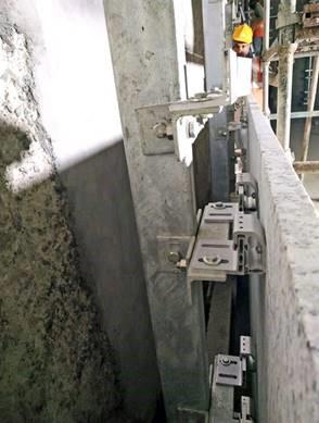 Es handelt sich um aus Aluminium gefertigte L-förmige Winkel (Artikel 541691), die zwei unterschiedlich lange Schenkel aufweisen (etwa 52 mm bzw. 65 mm). Die beiden Schenkel stehen im Winkel von 90° zueinander und der kurze Schenkel ist von innen mit drei Kanälen in unterschiedlicher Form und der längere Schenkel mit zwei ovalen Lochungen versehen.
Die Erzeugnisse werden in Kombination mit einer Agraffe (nicht Gegenstand der vZTA) zum Befestigen von Fassadenplatten an einer Unterkonstruktion verwendet. Dazu werden sie an eine Tragkonstruktion geschraubt und die Agraffen mit Platten daran eingehängt.
-Antragstelleranagaben-

Abbildung siehe Anlage.

Derartige Erzeugnisse gehören als “andere (als in den TARIC-Codes 7610 1000 00 bis 7610 9090 92 genannte) Konstruktionsteile aus Aluminium“ zum TARIC-Code 7610 9090 95.
