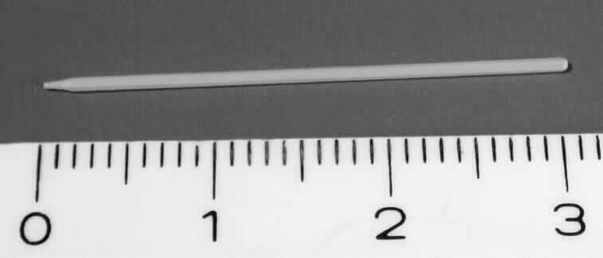 Bei dem Erzeugnis handelt es sich um eine sog. "Schreibspitze für Fineliner" in Form einer Schreibfederspitze, im Wesentlichen bestehend aus einem Docht aus weißem Kunststoff, mit einer Länge von ca. 30 mm, einem Innenkanal zur Tintenleitung, keine Fasern enthaltend, am unteren Ende spitz zulaufend, zum Einsetzen in einen Finelinerstift. 

Das Erzeugnis ist als "Schreibfederspitze aus Kunststoff, keine Fasern enthaltend, mit einem Innenkanal" einzureihen.