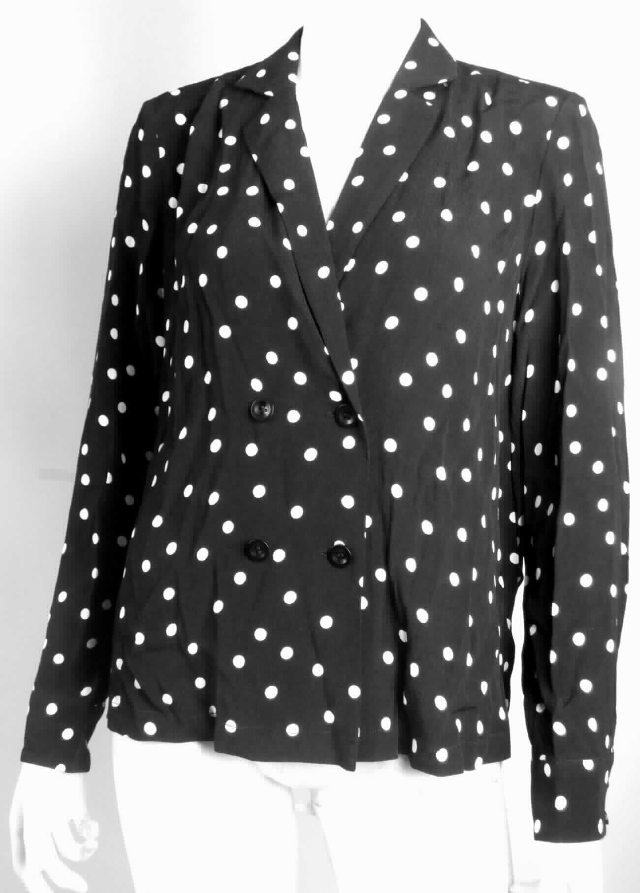 Hemdbluse, sog. Bluse für Frauen, Art. 24967702460, Größe 38, Foto siehe Anlage,
- aus ca. 0,4 mm dicken, bedruckten Geweben aus laut Antrag 100 % Viskose (künstliche Chemiefasern), 
- über die Taille reichend (Rückenlänge: ca. 60 cm), 
- mit einem Reverskragen, 
- vorn mit einer durchgehenden Öffnung mit Knopfverschluss von rechts über links (Frauenkleidung),
- mit langen Ärmeln, mit manschettenartigen Abschlüssen,
- am unteren Rand durch Umschlagen und Festnähen gesäumt,
- den Hemden für Männer entsprechend zugeschnitten.

"Hemdbluse, aus Geweben, für Frauen, aus Chemiefasern"