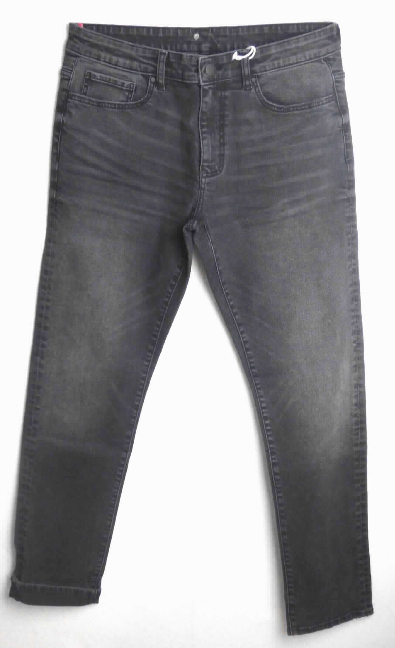Lange Hose, sog. Hose für Männer, Art. Nr. 1340900167, in Erwachsenengröße, Foto siehe Anlage,
- aus ca. 0,9 mm dicken, laut Untersuchungsergebnis gefärbten (schwarz), köperbindigen Geweben (kein Denim) 
  aus laut Antrag 98 % Baumwolle und 2 % Elasthan (synthetische Chemiefasern),
- in der Taille abschließend; mit einem ca. 4 cm breiten, angesetzten Bund mit Gürtelschlaufen,
- vorn mit einer Öffnung mit Reißverschluss und Patte von links über rechts (Männerkleidung), die im Taillenbund 
  mit einem Knopf geschlossen wird,
- vorn mit zwei eingesetzten, offenen Taschen und einer aufgesetzten, kleinen Tasche sowie mit zwei 
  aufgesetzten, offenen Gesäßtaschen,
- mit knöchellangen Hosenbeinen; an den Beinabschlüssen durch Umschlagen und Festnähen gesäumt,
- keine Arbeits- und Berufskleidung.

"Lange Hose, aus Geweben, für Männer, aus Baumwolle, keine Arbeits- und Berufskleidung, andere als in den 
 Unterpositionen 6203 4231 und 6203 4233 genannte"