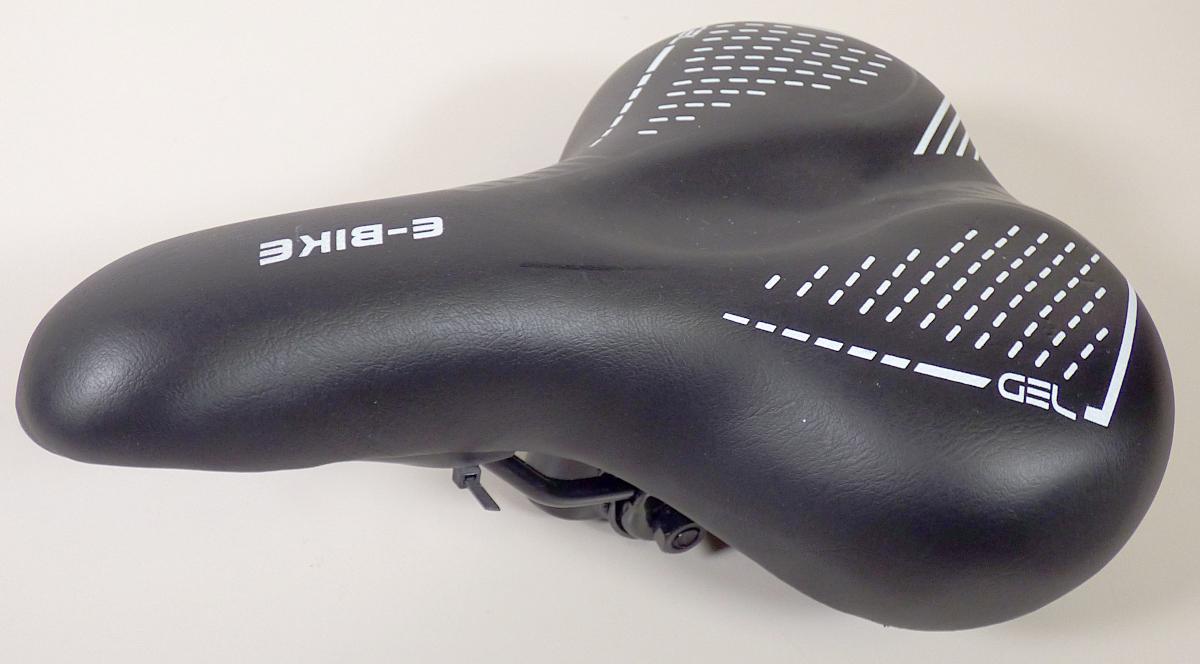 Fahrradsattel, sog. Gelsattel Comfort, Art.-Nr.: 49203, Foto siehe Anlage,
- auf einer Pappkarte für den Einzelverkauf aufgemacht,
- in der Form eines spezifisch gefertigten Fahrradsattels mit Geleinlage,
- laut Antrag aus Kunststoff (PVC und Polyurethane),
- mit einer Länge von ca. 270 mm und einer Breite von ca. 210 mm,
- mit einem Sattelgestell aus unedlem Metall (lt. Antrag Stahl),
- mit einem verstellbaren Sattelkloben,
- in der Mitte mit einer Vertiefung versehen,
- wird am oberen Ende der Sattelstütze von Fahrrädern befestigt,
- dient dazu, dem Fahrenden auf dem Fahrrad Halt zu geben und ihm das
  Sitzen zu ermöglichen,
- aufgrund der objektiven Merkmale (u. a. Form, Abmessungen) erkennbar
  hauptsächlich für Fahrräder bestimmt.

"Teil (Sattel) für Fahrräder der Positionen 8711 und 8712"