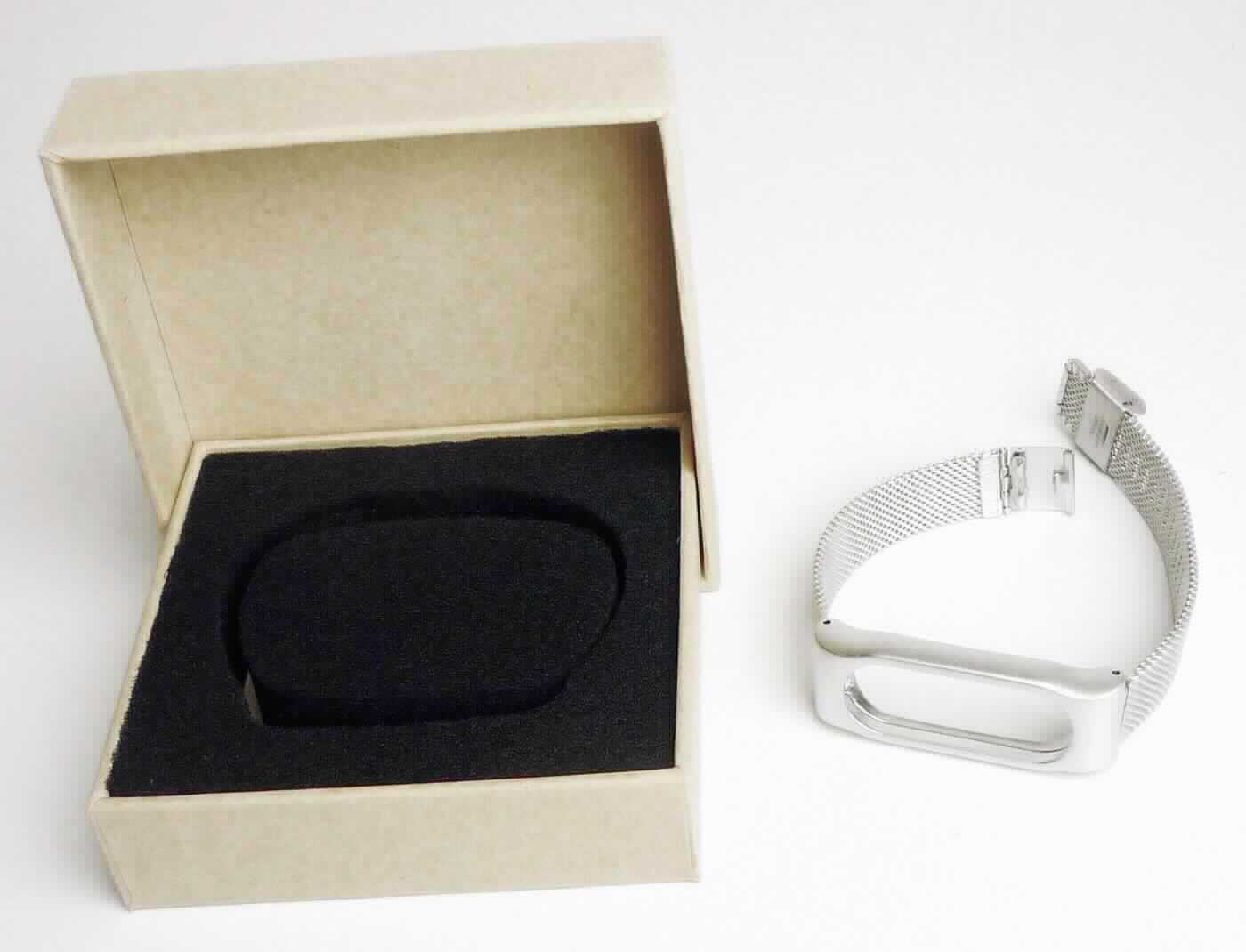 Armband für Fitness-Tracker, sog. Edelstahl-Armband für Sportstracker Xiaomi Mi Band 2, in Form eines Milanaise-Armbandes aus Edelstahl, mit einer mittigen, ovalen, passgenauen Aussparung zur Aufnahme eines Fitness-Trackers (nicht Gegenstand dieser vZTA-Entscheidung), mit einer Klappschließe (komplett zu öffnende Faltschließe) aus Metall zum Verstellen und Schließen des Armbandes. 

Das Armband dient der Befestigung am Handgelenk des Trägers und ist für den sog. Xiaomi Mi Band 2 (Fitness-Tracker mit Pulsmessung) bestimmt, der sich als Ware der Position 9102 des Zolltarifs darstellt.

Das in einer Pappschachtel mit Schaumstoffeinlage verpackte Erzeugnis ist als "Uhrarmband aus unedlem Metall" einzureihen.