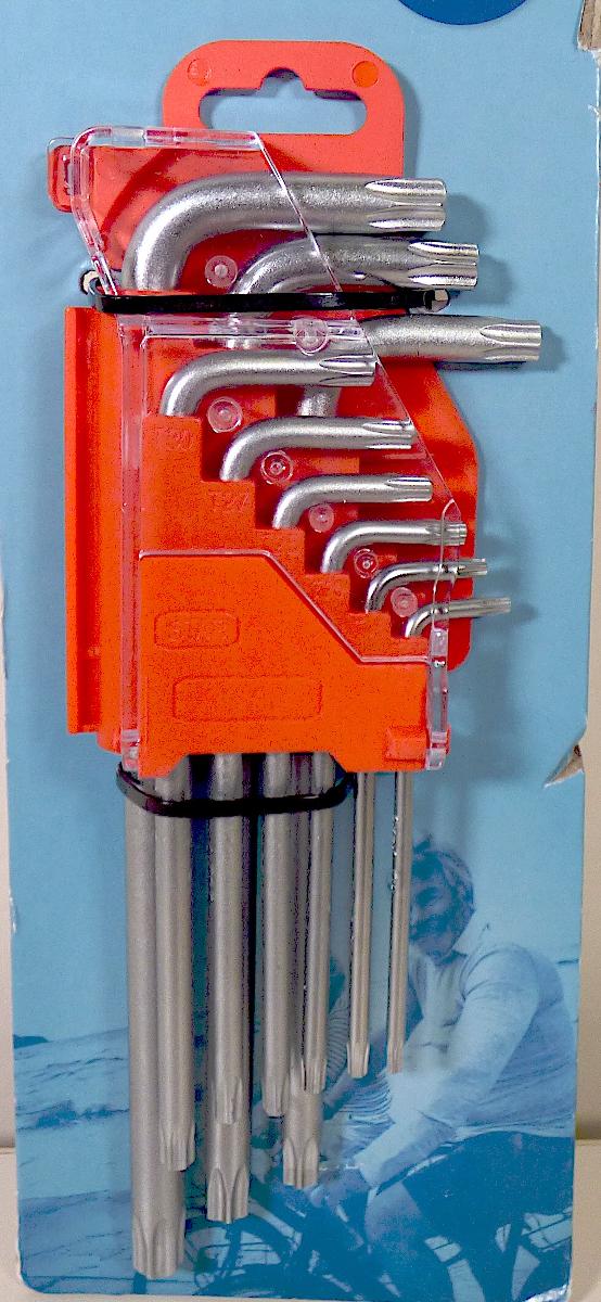 "Torx-Schlüsselset, Art.-Nr. 49303"

- neun vollständig aus Chrom-Vanadium-Stahl gefertigte, L-förmige
  Winkelschraubendreher (Inbusschlüssel) in unterschiedlichen
  Größen (T10, T15, T20, T25, T27, T30, T40, T45, T50 mm)

- an beiden Ende jeweils zu einem Außensechsrund (Torx = geschützte
  Marke) ausgearbeitet

- zum Anziehen und Lösen von Innensechsrundschrauben

- in einer besonders zur Aufnahme der Winkelschraubendreher
  gestalteten und zum dauernden Gebrauch geeigneten,
  aufklappbaren  Kunststoffhalterung eingesteckt und auf einer
  bedruckten Pappkarte aufgeblistert

Abbildung siehe Anlage.

Derartige Erzeugnisse gehören als "von Hand zu betätigende
Spannschlüssel, mit nicht verstellbarer Spannweite, mit
arbeitendem Teil aus unedlem Metall" zum TARIC-Code
8204 1100 00.