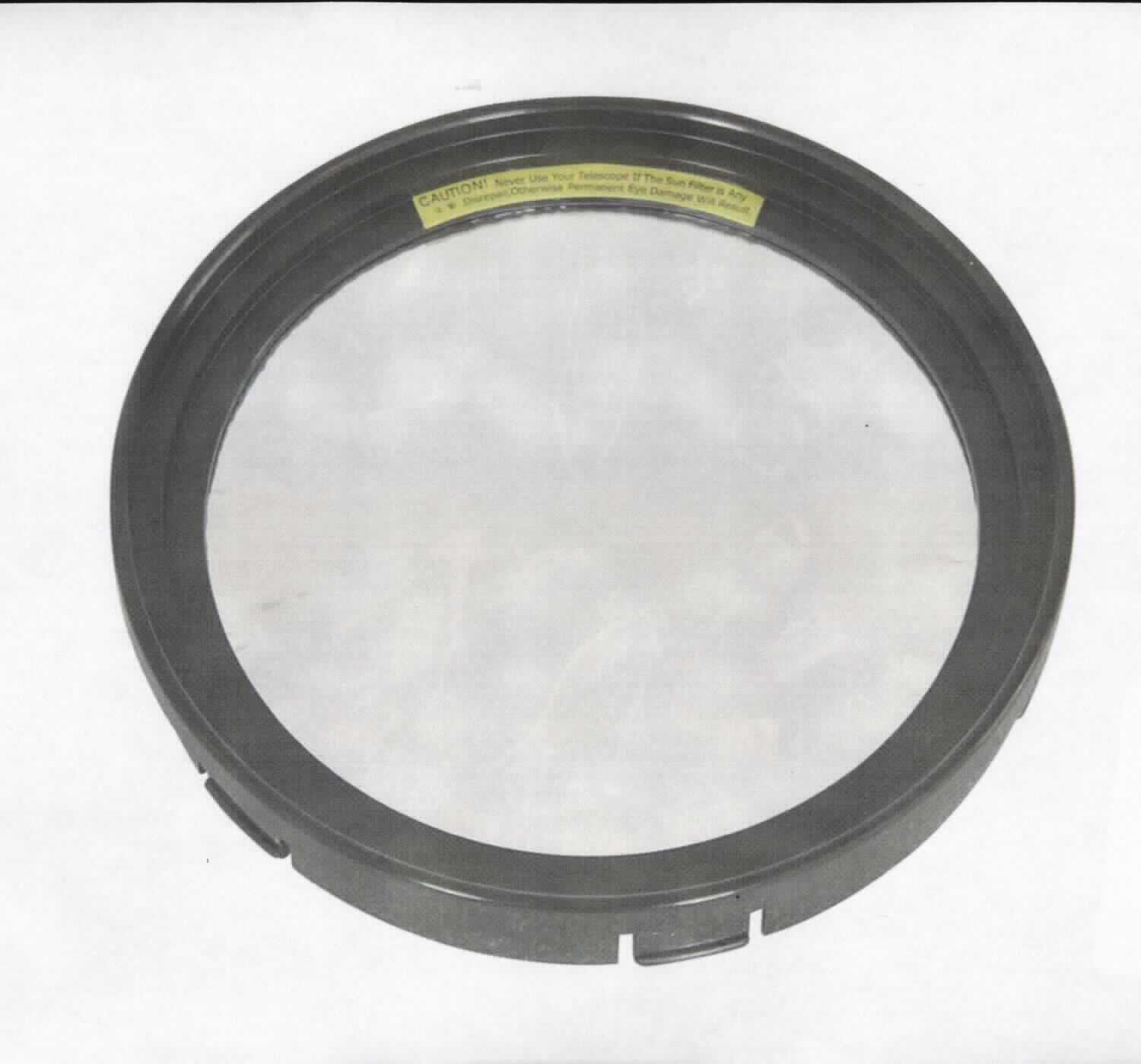 Sonnenfilter, Art. 45789, runder Filter für das Objektiv eines Teleskops, Durchmesser 150 mm, mit spezieller Filterfolie bezogen, in einer Kunsstofffassung,  Typ Weißlicht, visueller Filter mit der optischen Dichte ND5, der nur 0,001 % des Sonnenlichts in das Teleskop eindringen lässt.
Zur äußeren Form siehe Abbildung in Anlage.

Die Ware wird als "gefasstes optisches Element (Filter), nicht aus optisch nicht bearbeitetem Glas, für Instrumente, Apparate und Geräte, nicht zum Herstellen von Waren der Position 8528" eingereiht.