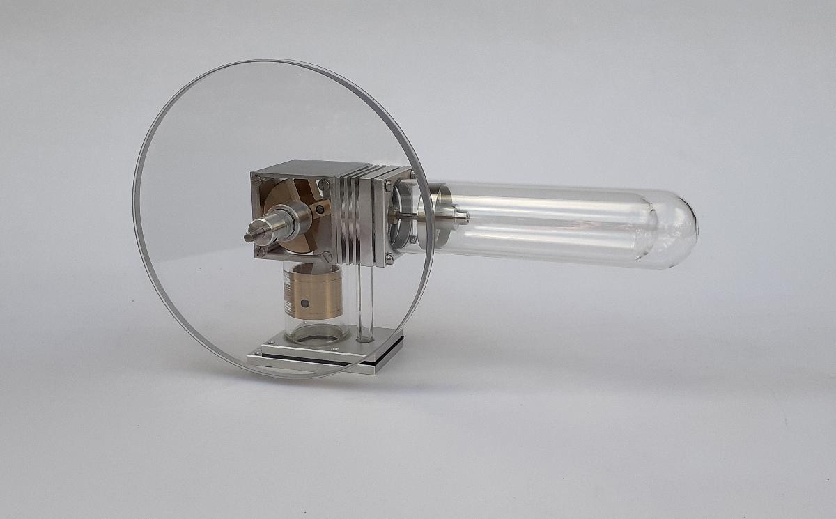 Funktionsfähiges Modell eines Stirlingmotors , in Wesentlichen bestehend aus Bauteilen aus Kunststoff und Glas mit den Maßen 24 x 9 x 15 cm und einem Gewicht von 0,6 kg (zur äußeren Form: siehe Abbildung in der Anlage).
Die Bewegungsabläufe sowie die Bauteile sind durch die transparente Bauweise vollständig sichtbar. Die Grundplatte und ein Spiritusbrenner sind nicht vorhanden, weshalb es sich um eine unvollständige Ware handelt. 
Das Modell wird hauptsächlich im Physikunterricht verwendet, um die Funktionsweise eines Stirlingmotors (Heißluftmotor) und einer Wärmepumpe / Kältemaschine zu veranschaulichen. 
Die Ware wird als "Gerät, seiner Beschaffenheit nach zu Vorführzwecken bestimmt, nicht zu anderer Verwendung geeignet, von der für den Unterricht in Physik, Chemie oder Technik verwendeten Art" eingereiht