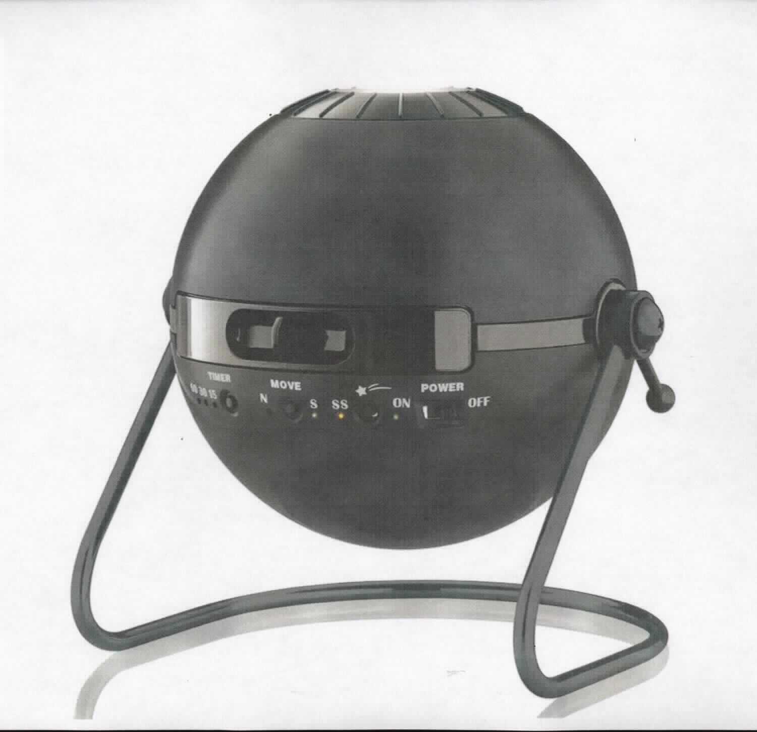 So genanntes Heimplanetarium als Warenzusammenstellung in Aufmachung für den Einzelverkauf, im Wesentlichen bestehend aus einem charakterbestimmenden Heimplanetarium in Form eines fast kugelförmigen Gehäuses (B x H x T: 159 x 151 x 161; zur äußeren Form siehe Abbildung in der Anlage) mit einem Ständer, diversen Bedienelementen, einem Elektromotor zum Erzeugen einer Rotationsbewegung, einer Zeitschaltuhr zur automatischen Abschaltung, einer optionalen Sternschnuppenfunktion, einer 3 Watt Weißlicht LED-Lichtquelle, einer Fokusiervorrichtung und einem Linsensystem.   
Die weiteren Bestandteile der Warenzusammenstellung sind ein Adapter für britische Stecker und zwei austauschbare Projektionsscheiben, die in das Heimplanetarium eingesetzt werden. Auf den Projektionsscheiben befinden sich Abbildungen der nördlichen Hemisphäre.
Die Ware dient der Projektion von auf Projektionsscheiben abgebildeten Darstellungen des (nächtlichen) Himmels. Der Projektionsabstand beträgt 150 bis 230 cm.
Die Ware wird als "Stehbildwerfer" eingereiht.