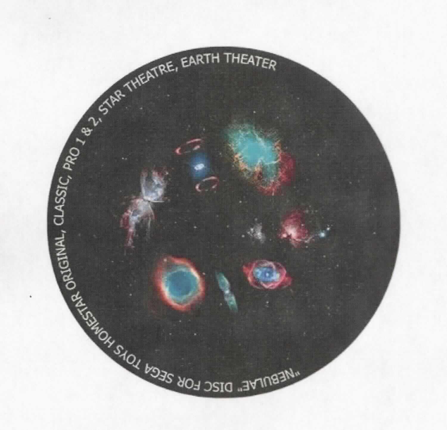 Angaben:
Redmark Dia für Sega Homestar Planetarium Nebulae; fotosensitive Folie, belichtet und entwickelt, zwischen zwei Polycarbonat-Scheiben; Projektionsscheibe für Sega Toys Heimplanetarium Homestar Pro Original und Sega Toys Heimplanetarium Homestar Flux. 

Warenbeschreibung:
Dünne, bebilderte Folie zwischen zwei farblosen Kunststoffscheiben.

Befund:
Fotografische Platten und Filme, belichtet und entwickelt, ausgenommen kinematografische Filme.