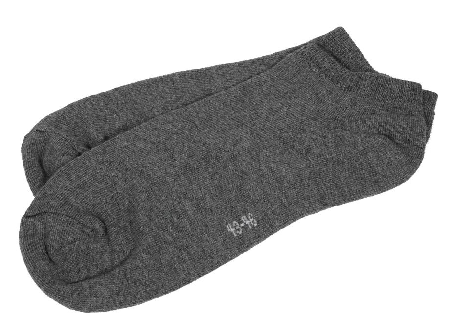 Mehrteilige Zusammenstellung, Foto siehe Anlage,
- bestehend aus einer Vielzahl von Socken-Paaren und einem Verkaufsaufsteller (sog. Display),
  wobei dieser laut Antrag bereits mit den farblich und nach Größen sortierten Socken-Paaren
  bestückt ist; zusammen in einem bedruckten Pappkarton verpackt; veranschaulicht durch ein
  Paar Socken und den o. g. Verkaufsaufsteller,
- der Verkaufsaufsteller stellt sich weder als Behältnis im Sinne der AV 5 a) noch als übliche
  Verpackung für Socken im Sinne der AV 5 b) dar,
- getrennte Einreihung der Bestandteile, da diese weder der Befriedigung eines speziellen Bedarfs
  noch der Ausübung einer bestimmten Tätigkeit dienen und es sich somit nicht um eine Warenzu-
  sammenstellung im Sinne der AV 3 b) handelt,
- Socken:
-- veranschaulicht durch ein Paar Socken in Größe 43-46,
-- aus ca. 1﻿,﻿2 mm dicken, unterschiedlich strukturierten, buntgewirkten Gewirken (melierte Garne)
   aus laut Antrag 77 % Baumwolle, 21 % Polyamid, und 2% Elasthan (beides synthetische Chemie-
   fasern),
- abgepasst gewirkt und augenscheinlich an den Fußspitzen zusammengenäht,
- mit ausgearbeiteter Ferse, 
- am oberen Rand mit einem doppelt gearbeiteten, ca. 1﻿,﻿5 cm breiten, gerippt gewirkten, leicht
  verengenden Abschluss,
- im Bereich der Fußsohle mit eingewirkter Größe versehen,
- die Knöchel bedeckend, nicht über die Waden reichend.

"Socken, aus Gewirken, aus Baumwolle"