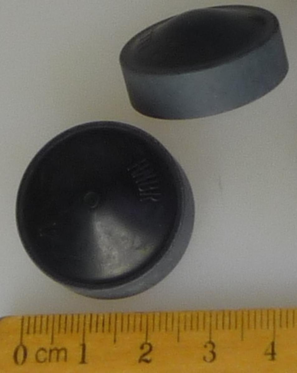 Angaben des Antragstellers:
Kolben
Der Kolben findet ausschließlich in einem Stoßdämpfer für Kraftfahrzeuge Anwendung.
Zur materiellen Beschaffenheit liegen vertrauliche Angaben vor.

Untersuchungsergebnisse an Warenmustern (vZTA DE 22088/16-1):
Schwarzer Kunststoffring (Außendurchmesser: ca. 2,8 cm; Breite: ca. 0,9 cm), gefüllt und an beiden Seiten konisch zulaufend mit einem schwarzen, elastischen Material (siehe Abbildung).

Befund:
Es liegt ein Formteil charakterbestimmend aus Weichkautschuk von der für Kraftfahrzeuge der Positionen 8701 bis 8705 bestimmten Art im Sinne der Unterposition (KN) 4016 9957 vor.
