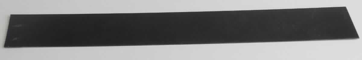 Stahlband

Bei der Ware handelt es sich nach den Angaben um ein massives Flacherzeugnis aus nicht legiertem Stahl,kaltgewalzt. Oberflächlich ist das Band geschwärzt (brüniert) zum Schutz vor Oxidation und nach den zusätzlichen Angaben gewachst. Die Breite beträgt weniger als 500 mm. Das Erzeugnis ist auf Rollen aufgewickelt und wird zu Verpackungszwecken verwendet.

Die Ware ist aufgrund ihrer Beschaffenheit als anderes flachgewalztes Erzeugnis aus nicht legiertem Stahl, weder plattiert noch überzogen, nur kaltgewalzt, mit einem Kohlenstoffgehalt von 0,25 GHT oder weniger, mit einer Dicke von 0,35 mm oder mehr, mit einer Breite von 500 mm oder weniger, in den TARIC-Code 7211 2330 99 einzureihen.