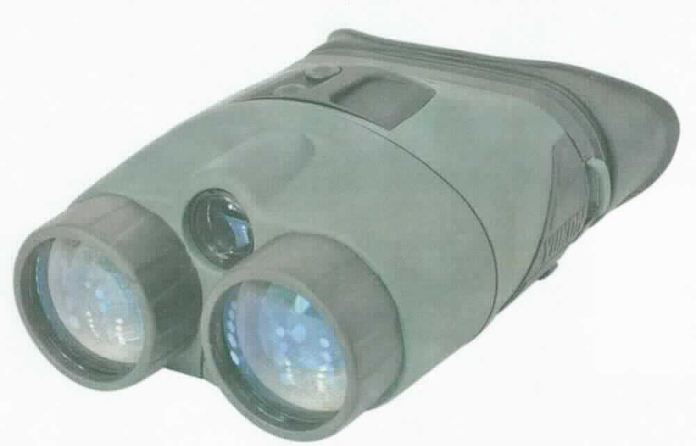 So genanntes Nachtsichtgerät, im Wesentlichen bestehend aus einem Fernglas (H x B: 123 x 184 mm; zur äußeren Form siehe Abbildung in der Anlage) mit dreifacher Vergrößerung, einer Infrarotbeleuchtung, einer Bildverstärkerröhre, einem Leuchtschirm und zwei Okularen mit Dioptrienausgleich. 
Das einfallende Licht wird von der Röhre eingefangen, verstärkt und auf den Leuchtschirm geworfen.
Das Gerät dient der Beobachtung von entfernten Zielen bei schlechten Lichtverhältnissen oder Dunkelheit. Für Beobachtungen bei völliger Dunkelheit verfügt das Gerät zusätzlich über eine Infrarotbeleuchtung zum "Beleuchten" der Ziele.
Es handelt sich nicht um eine Fernsehkamera der Position 8525, da die Ware als solche keine Filmaufnahmen fertigen kann.
Die Ware wird als "Fernglas" eingereiht.