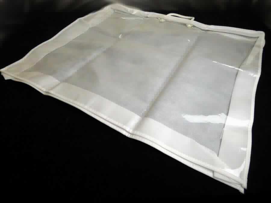Beutel zu Verpackungszwecken, sog. Transport- und Aufbewahrungstasche für Bettwaren, Foto siehe Anlage,
- annähernd quaderförmig, in den Abmessungen (L x B x H): ca. 65 cm x 55 cm x 10 cm,
- mit einer Rückseite und Schmalseiten aus Vliesstoffen aus laut Antrag Polypropylen (synthetische Spinnstoffe),
- mit einer Vorderseite aus einer klarsichtigen Kunststofffolie (Meterware des Kapitels 39),
- mit Randeinfassungen aus Vliesstoffen,
- mit einer über drei Seiten verlaufenden Öffnung mit Reißverschluss,
- auf der Oberseite mit zwei Ösen aus augenscheinlich unedlem Metall und zwei Tragegriffen aus Spinnstoff 
  ausgestattet,
- durch Zusammenfügen konfektioniert,
- dient laut Antrag als Aufbewahrungsbehältnis für Bettwaren zum Transport und zur Lagerung bis zum Verkauf,
- stellt sich nicht als Behältnis der Position 4202 dar, da die Ware weder namentlich im Positionswortlaut genannt, 
  noch einem der dort genannten Behältnisse ähnlich ist,
- insbesondere im Hinblick auf den Umfang bestimmt der Vliesstoff aus synthetischen Spinnstoffen gegenüber dem
  Kunststoff den Charakter der Ware.

"Beutel zu Verpackungszwecken, aus synthetischen Spinnstoffen, anderer als in den Unterpositionen 6305 32 und 
 6305 33 genannte, aus Vliesstoffen"