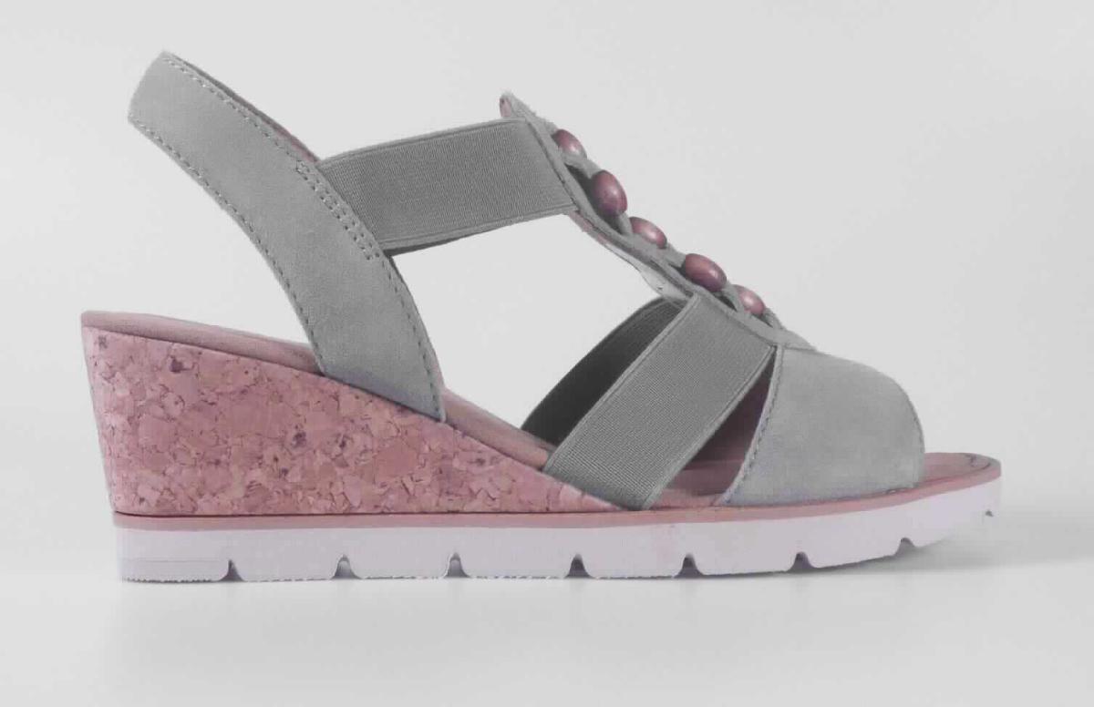 Sandalen mit Absatz (lt. Antrag: "Freizeitschuh für Damen, Größe 4,5", Foto siehe Anlage)
- mit Laufsohlen aus Kautschuk/Kunststoff; ohne Hauptsohle aus Holz,
- mit zehenfreiem Oberteil (nicht geschlossenes Blatt) aus Leder (den größten Teil 
  der Außenfläche bildend) und Spinnstoff,
- mit Zierbesatz (Holzperlen),
- nicht den Knöchel bedeckend,
- mit einer größten Höhe des Absatzes und der Sohle von ca. 6,5 cm.

"Schuhe mit Laufsohlen aus Kautschuk/Kunststoff und Oberteil aus Leder, andere als in den
 Unterpositionen 6403 1200 bis 6403 9905 genannte, mit nicht geschlossenem Blatt, mit 
 Absatz und Sohle mit einer größten Höhe von mehr als 3 cm"