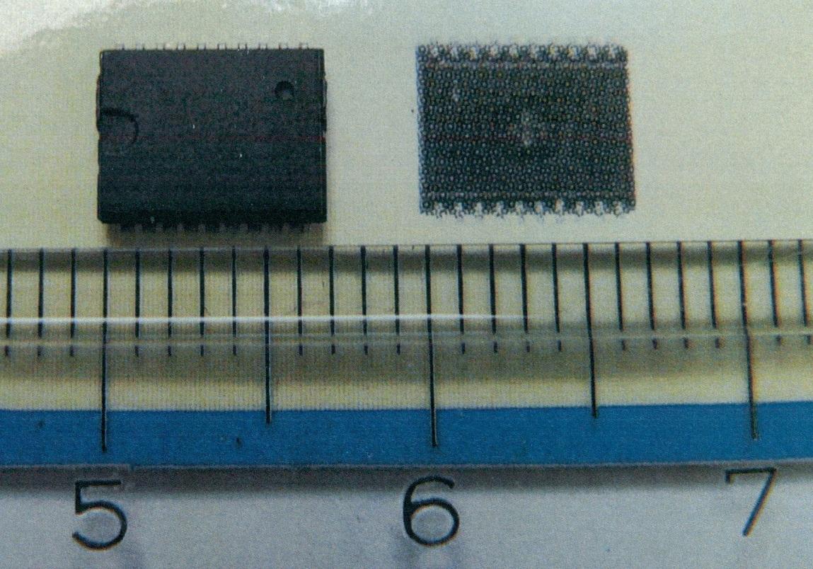 Kristalloszillator (Abbildung siehe Anlage),
- in Form einer Multikomponente Integrierten Schaltung (MCO) aus einem
  piezoelektrischen Quarzkristall, einer monolithischen integrierten Schaltung
  sowie einem EEPROM in Form einer monolithischen integrierten Schaltung,
  die auf praktisch untrennbare Weise zu einer einzigen integrierten Schaltung
  verbunden sind,
- in einem VSOJ-Gehäuse mit 20 Anschlusspins für die Montage auf einer
  Leiterplatte oder einem anderen Träger.

"Elektronische integrierte Schaltung, kein Prozessor und keine Steuer- oder
 Kontrollschaltung, kein Speicher oder Verstärker, in Anmerkung 12 b) Ziffer 4
 zu diesem Kapitel genannte Ware - Kristalloszillator in Form einer Multi-
 komponente Integrierten Schaltung (MCO)"