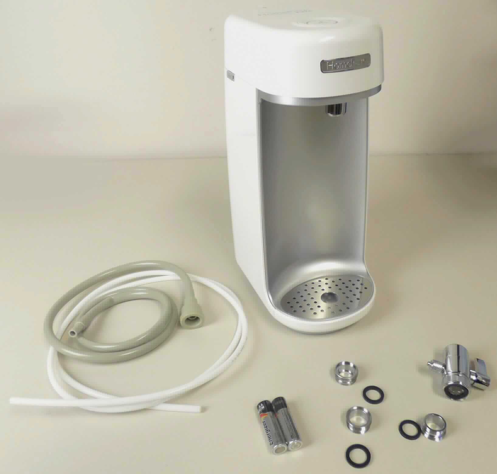 Wasserfiltrationssystem,
- aus einer Filterkartusche mit fünf Filterstufen (Sedimentfilter aus Polypropylen, Aktivkohleblock, 
  Aktivkohlegranulat mit Silber versetzt, Ionentauscher und Ultrafiltrierungsmembran) in einem spezifisch 
  geformten Gehäuse aus Kunststoff (Abmessungen BxTxH: 130 x 220 x 310 mm) mit An-/Aus-Knopf auf 
  der Oberseite, Wasserein- und -austrittsöffnungen, LED-Anzeige, Rückabdeckung, Auffangschale
  sowie Batteriefach (Abbildung siehe Anlage),
- zur Filtrierung von Leitungswasser nach Anschluss an die Wasserversorgung,
- in einer gemeinsamen Verkaufsumschließung mit Einlassschlauch, Ablassschlauch, 3 Wasserhahnanschlüssen 
  mit Dichtungsringen, Steuerventil, 2 Batterien sowie Bedienungsanleitung (Beipack).
Der Wasserfilter bestimmt den Charakter des Ganzen.

"Apparat zum Filtrieren und Reinigen von Wasser, kein Wasseraufbereitungssystem für biopharmazeutisches Labor (Warenzusammenstellung in Aufmachung für den Einzelverkauf aus Wasserfilter -charakterbestimmend- und Beipack) - Wasserfiltrationssystem"