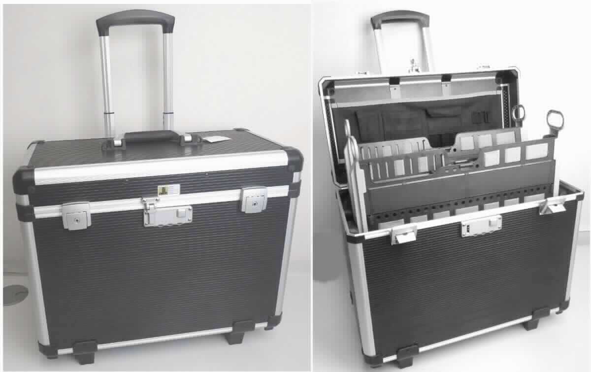 Handkoffer, Artikel 8000427355 AluPlus Service, Foto siehe Anlage,
- mit einer Außenseite aus schwarz gefärbter Kunststofffolie (charakterbestimmend), 
- - auf einer Unterkonstruktion aus entsprechend zugeschnittenen Holzfaserplatten aufgeklebt,
- mit einem Rahmen aus Aluminium und Eckverstärkungen aus formgepresstem Kunststoff,
- am Bodenteil mit zwei Stellfüßen aus formgepresstem Kunststoff und mit zwei Rollen,
- auf der Rückseite mit einem ausziehbaren Gestänge zum Ziehen (Trolleyfunktion),
- mit einem abschließbaren, aufklappbaren Deckel mit einem Handtragegriff,
- an der Innenseite des Deckels mit diversen Schlaufen und Einsteckfächern in verschiedenen 
  Formaten versehen,
- innen mit zwei individuell versetzbaren Trennstegen in Form von universellen Utensilienträgern  
  ausgestattet,
- in den Abmessungen: ca. 50 cm (Breite) x 43 cm (Höhe) x 24 cm (Tiefe),
- zur universellen Verwendung, nicht zur Aufnahme von Werkzeug besonders geformt oder im 
  Inneren hergerichtet.

"Handkoffer, mit Außenseite aus Kunststofffolien"