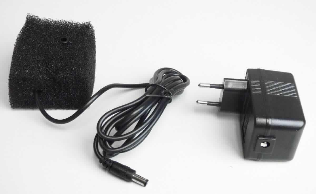 Vital Flow Ersatzpumpe
- aus einer einstufigen Tauchmotorpumpe in einem annähernd würfelförmigen Gehäuse 
  mit drei Saugnäpfen, mit eingebautem Elektromotor, Wasserein- und Austrittsöffnung, 
  einer Vorrichtung zur Einstellung der Wasserdurchflussmenge, über ein Stromanschlusskabel 
  mit einem Netzteil verbunden (Abbildung siehe Anlage),
- zum Fördern von Flüssigkeiten, zum Betreiben eines Tier-Trinkbrunnens,
- in einer gemeinsamen Verkaufsumschließung mit Filterschwamm.
Die Ersatzpumpe bestimmt den Charakter der Warenzusammenstellung.

"Flüssigkeitspumpen, andere Kreiselpumpen, Tauchmotorpumpen, einstufig (Warenzusammenstellung in Aufmachung für den Einzelverkauf aus Flüssigkeitspumpe und in funktioneller Einheit mit einem Netzwerk nicht charakterbestimmendem Filterschwamm) - sog. Vital Flow Ersatzpumpe"