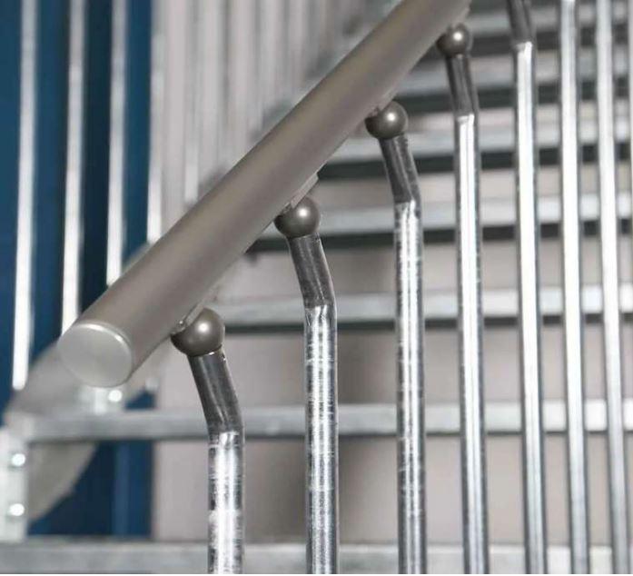 Handlaufhalter:
 
Bei der Ware handelt es sich um einen Handlaufhalter aus Aluminium für den Handlauf einer Außentreppe. Die Ware weißt einen Kugelkopf mit oben liegender Gewindesacklochbohrung auf, sowie am unteren Ende einen Schaft mit Sacklochbohrung. Auf dem Kugelkopf wird mittels einer Schraube eine Halteplatte zum Befestigen des Handlaufes angebracht, der Schaft wird in ein sog. Geländer-Stab gesteckt und dort befestigt. So entsteht eine Verbindung zwischen Handlauf und Geländer-Stab mittels des Handlaufhalters.
Maße rd. 30 x 50 mm.
 
- Antragstellerangaben -
 
Abbildung siehe Anlage.

 
Derartige Erzeugnisse gehören als "Konstruktionsteile aus Aluminium (andere Waren als in den TARIC-Codes 7610 1000 00 bis 7610 9090 92 genannte) " zum TARIC-Code 7610 9090 95.