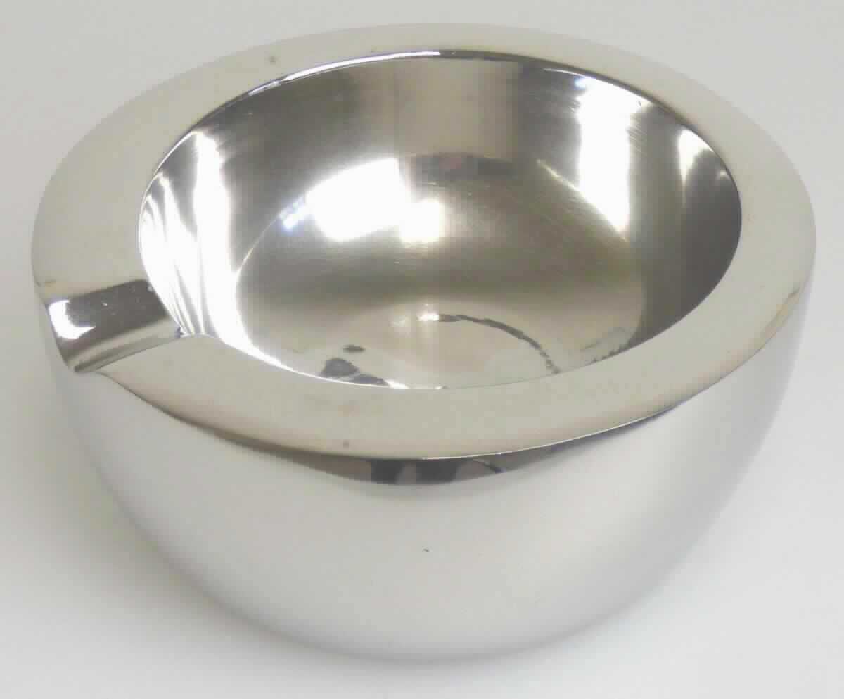 Aschenbecher aus Aluminium

Bei der Ware handelt es sich um einen kreisrunden, bauchigen Aschenbecher. Die Oberseite hat eine Einkerbung zur Ablage einer Zigarette, die Unterseite eine Abdeckung aus Gewebe. Der Aschenbecher ist aus Aluminumguss gefertigt und verchromt.

Abmessungen: ca. 11 cm im Durchmesser und ca. 5 cm in der Höhe

Derartige Waren sind als "Haushaltsartikel, aus Aluminium, gegossen" in die Codenummer 7615 1010 90 0 des Zolltarifs einzureihen.