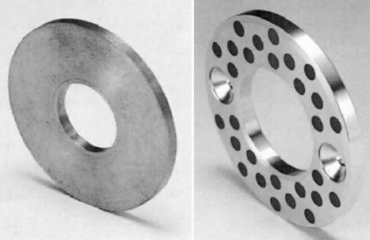 Es handelt sich bei den sog. "Gleitlager, washer oder Anlaufscheibe" um massive ringförmige Erzeugnisse aus Metall oder Kunststoff, die mit spezifischen Bohrungen und Lochungen versehen sind.
Die Gleitlager besitzen je nach Ausführung einen Durchmesser von 16 bis 200 mm sowie eine Dicke von 1,5 bis 10 mm. 
Die Erzeugnisse werden in verschiedenen Bereichen eingesetzt, wo Kräfte übertragen werden, wie z.B. in Türscharnieren, Stromabnehmern, Fahrwerken von Beförderungsmittel (jedoch nicht erkennbar ausschließlich), Schlagzeugen. 
Die Ware ist als "Wellengleitlager, nicht für die zivile Luftfahrt" einzureihen.

Anlage: 1 Abbildung