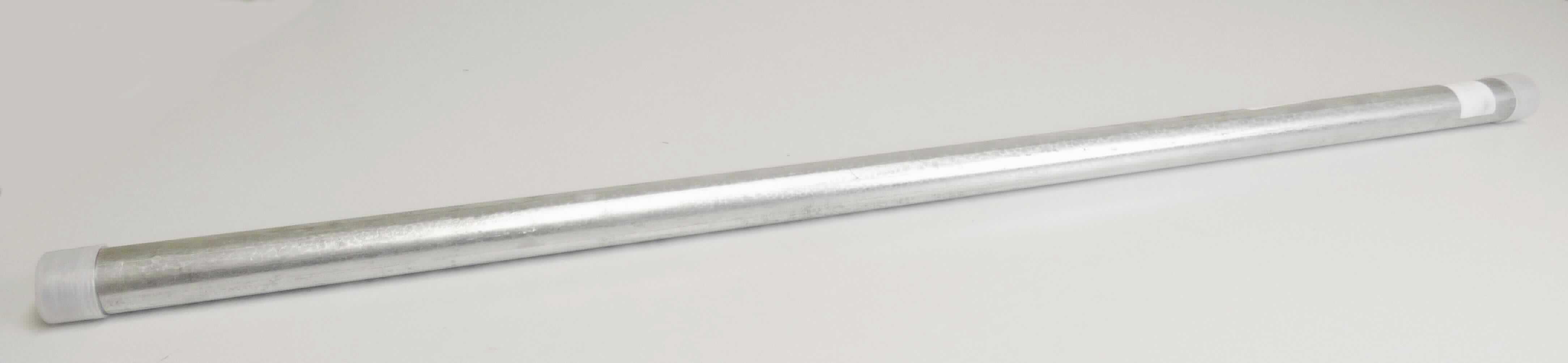 Gewinderohre

Bei der Ware handelt es sich um zylindrische Hohlerzeugnisse mit über der gesamten Länge gleichbleibendem, kreisförmigem Querschnitt (Rohre). Die Rohre bestehen nach den Angaben aus nicht legiertem Stahl (S195T) und sind oberflächlich verzinkt. Sie sind durch Längsnahtschweißen hergestellt worden und verfügt an beiden Enden über konische Gewinde gemäß DIN EN 10226-1. Die Rohre haben einen Außendurchmesser von 1" AG (ca. 33 mm) und werden in Längen von 400 mm bis 1500 mm gehandelt.

Die Waren sind nach ihrer Beschaffenheit als "andere Rohre, geschweißt, mit kreisförmigem Querschnitt, aus nichtlegiertem Stahl, andere, Gewinderohre, verzinkt, Rohre aus Eisen oder nicht legiertem Stahl mit einem äußeren Durchmesser von 168,3 mm oder weniger" in den Taric-Code 7306 3041 20 der Kombinierten Nomenklatur einzureihen.