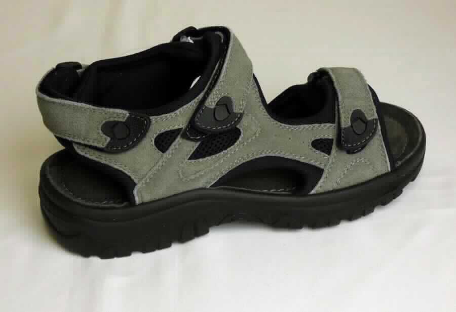 Sandalen (lt. Antrag: "Damen Trekkingsandalen, Art. 384250", Größe 37, Foto siehe Anlage)
- mit Laufsohlen aus (lt. Antrag) Kunststoff; ohne Hauptsohle aus Holz,
- mit zehenfreiem Oberteil (nicht geschlossenes Blatt) aus Leder (den größten Teil der Außenfläche bildend)
  und Spinnstoff,
- mit Klettverschluss,
- nicht den Knöchel bedeckend, 
- mit einer größten Höhe des Absatzes und der Sohle von ca. 3 cm,
- mit einer Länge der Innensohle von ca. 24,1 cm,
- nicht als Männer- oder Frauenschuhe erkennbar.

"Schuhe mit Laufsohlen aus Kunststoff und Oberteil aus Leder, andere als in den Unterpositionen 6403 1200 
 bis 6403 9905 genannte, deren Blatt nicht geschlossen ist, andere als in den Unterpositionen 6403 9911 bis 
 6403 9931 genannte, nicht als Männer- oder Frauenschuhe erkennbar"