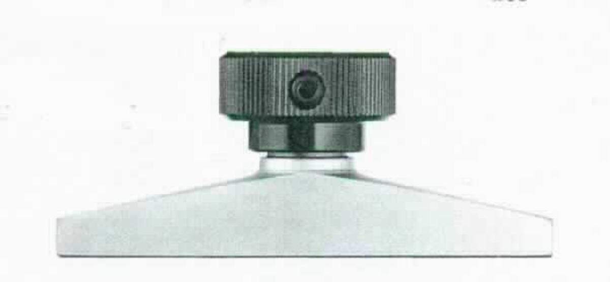 Sog. Unterteil C45 für Messbrücken, im Wesentlichen bestehend aus einem länglichen Körper aus unedlem Metall (Stahl), mit den Abmessungen (L x B: 80 x 16 mm), welcher an den Enden eine Höhe von ca. 5 mm aufweist und mittig zunimmt. In der Mitte besitzt die Ware eine Aufnahmebohrung 8 mm H7. Das Unterteil wird zusammen mit Spannhülsen und Schrauben (beides nicht Gegenstand dieser vZTA-Entscheidung) zu einer Messbrücke komplettiert. Aufgrund der besonderen Formgebung und der Aufnahmebohrung ist das Unterteil erkennbar zur Aufnahme einer Messuhr für die Tiefenmessung geeignet. Bei dem kompletten Erzeugnis handelt es sich um ein Tiefenmessgerät für den Handgebrauch der Pos. 9017.

Zur äußeren Form siehe Abbildung in der Anlage.

Die Ware wird als "Teil, erkennbar hauptsächlich für ein Längenmessinstrument für den Handgebrauch bestimmt" eingereiht.