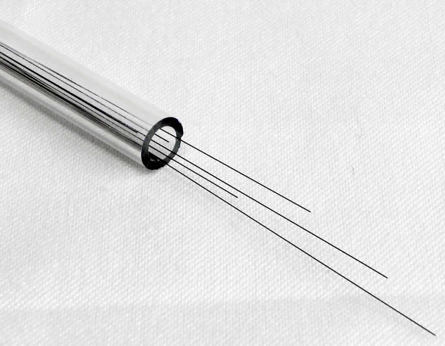 Stange (Stab) aus Cermet

Bei dem als Hartmetall-Elektrode bezeichneten Erzeugnis handelt es sich um ein massives, zylindrisches Stäbchen mit einem Durchmesser von 85 µm und einer Länge von ca. 300 mm aus gesintertem Hartmetall auf der Grundlage von Wolframcarbid (95%) und Cobalt (5%) als Bindemittel. Die Stange ist nicht weiter bearbeitet. Das Stäbchen wird als Elektroden in der Erodiertechnik verwendet. 
Drähte oder Stäbe im Sinne der Position 8311 liegen nicht vor.
Eine Einreihung als auswechselbares Werkzeug der Position 8207 ist aufgrund der einfachen Geometrie ebenfalls ausgeschlossen.

Derartige Erzeugnisse sind als "andere Waren aus Cermet" in die Codenummer 8113 0090 90 0 des Zolltarifs einzureihen.