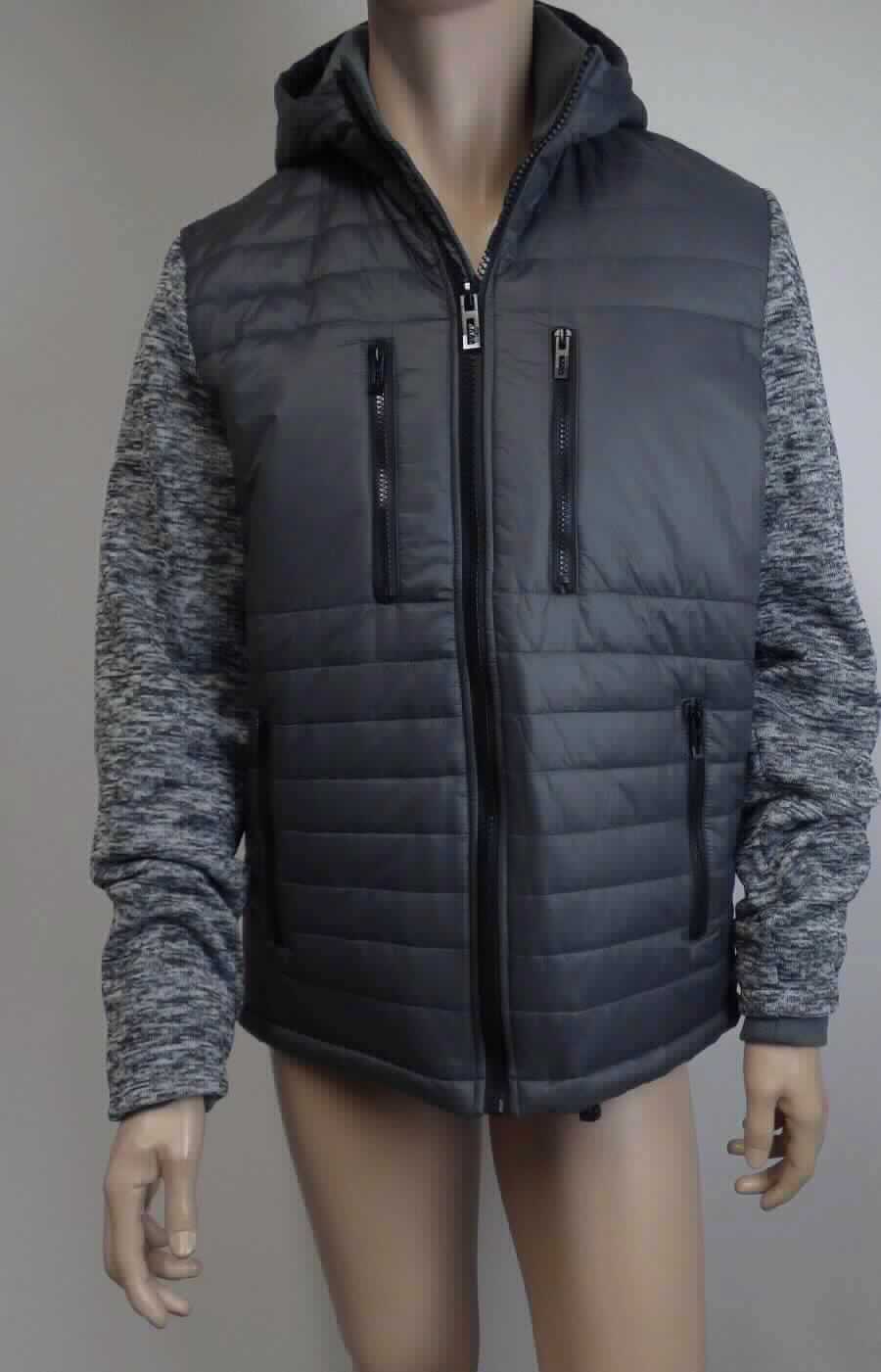 Blouson, Modell 4048 unisex, Art. Nr. 2485, Größe L, Foto siehe Anlage,
- mit einem Vorderteil, einem Schultersattel des Rückenteils sowie Teilen der Kapuze aus einem zweilagigen,
  durch Steppen abgeteilten Verbunderzeugnis; mit einer Außenlage aus ca. 0,1 mm dicken, einfarbigen Geweben
  und einer Innenlage aus Wattierungsstoff,
- mit einem Rückenteil mit Ausnahme des Schultersattels, Ärmeln sowie Teilen der Kapuze aus ca. 0,9 mm dicken, 
  buntgewirkten, einseitig (Innenseite) gerauten Gewirken (melierte Garne),
- alle Flächenerzeugnisse aus laut Antrag 100 % Polyester (synthetischen Chemiefasern), somit keine Ware der 
  Unterposition 6102 2090,
- gefüttert,
- über die Taille reichend (Rückenlänge: ca. 73 cm),
- mit einem Stehkragen und mit angesetzter Kapuze,
- vorn mit einer durchgehenden Öffnung mit einem bis in die Kragenspitzen reichenden Reißverschluss,
- ohne Hinweise auf den Trägerkreis (unisex),
- mit langen Ärmeln, die über den unteren Rand des Kleidungsstücks hinausreichen, an den Ärmelenden mit 
  eingenähten, verengenden Bündchen (sog. Windfang) versehen,
- vorn mit zwei eingesetzten Brusttaschen und zwei Taschen unterhalb der Taille, alle Taschen sind mit 
  Reißverschluss ausgestattet,
- am unteren Rand durch Umschlagen und Festnähen gesäumt und mit Tunnelzug verengt,
- im Hinblick auf das äußere Erscheinungsbild sind die Gewirke und die Gewebe als annähernd gleichbedeutend 
  anzusehen, im Hinblick auf den Umfang verleihen jedoch die Gewirke der Ware ihren wesentlichen Charakter
  (somit keine Ware der Position 6202).

"Blouson, aus Gewirken, für Frauen, aus Chemiefasern"