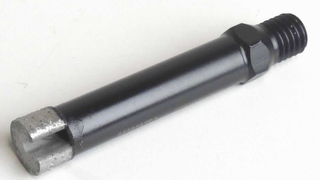 Angaben:
Diamant Kopffräser zur Verwendung in Handmaschinen für die Bearbeitung von Steinmaterial (z.B. Granit, Marmor etc.); ohne Zähne oder ähnliche Teile, Bearbeitung ausschließlich mit der Beschichtung aus Diamant und gesintertem Metallpulver.

Warenbeschaffenheit:
Zylindrischer, schwarz lackierter Grundkörper mit einem zylindrischen, mit einer Einkerbung versehenem, zahnlosen Schleifmittel-Segment am einen und einem Gewinde am anderen Ende.

Befund:
Mühlsteine, Schleifsteine und dergleichen, aus agglomerierten synthetischen oder natürlichen Diamanten