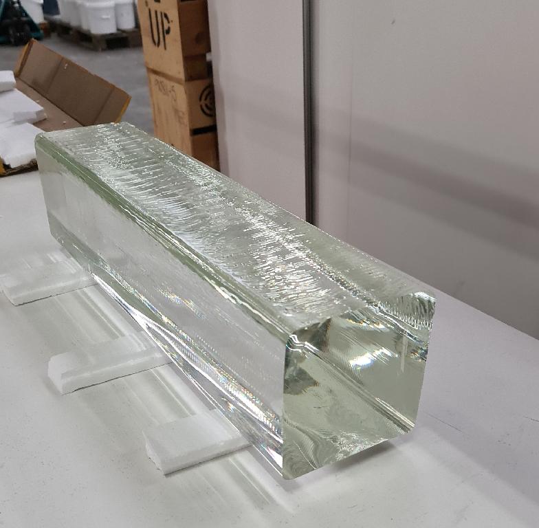 Glasmasse, sog. Rohware optisches Glas BK7 und BK9, Fotos siehe Anlage,
ein Warenmuster wurde nicht vorgelegt; die Einreihung erfolgt anhand der Antragsangaben,
- in Form von Blöcken aus Glasmasse mit leicht gewellten Oberflächen,
- gegossen; nicht weiter bearbeitet,
- lediglich auf Länge geschnitten,
- aus optischem, transparentem Glas (klar oder farbig durchgefärbt),
- in unterschiedlichen Abmessungen,
- dient als Rohware für die Weiterverarbeitung.

"Glasmasse, optisches Glas"