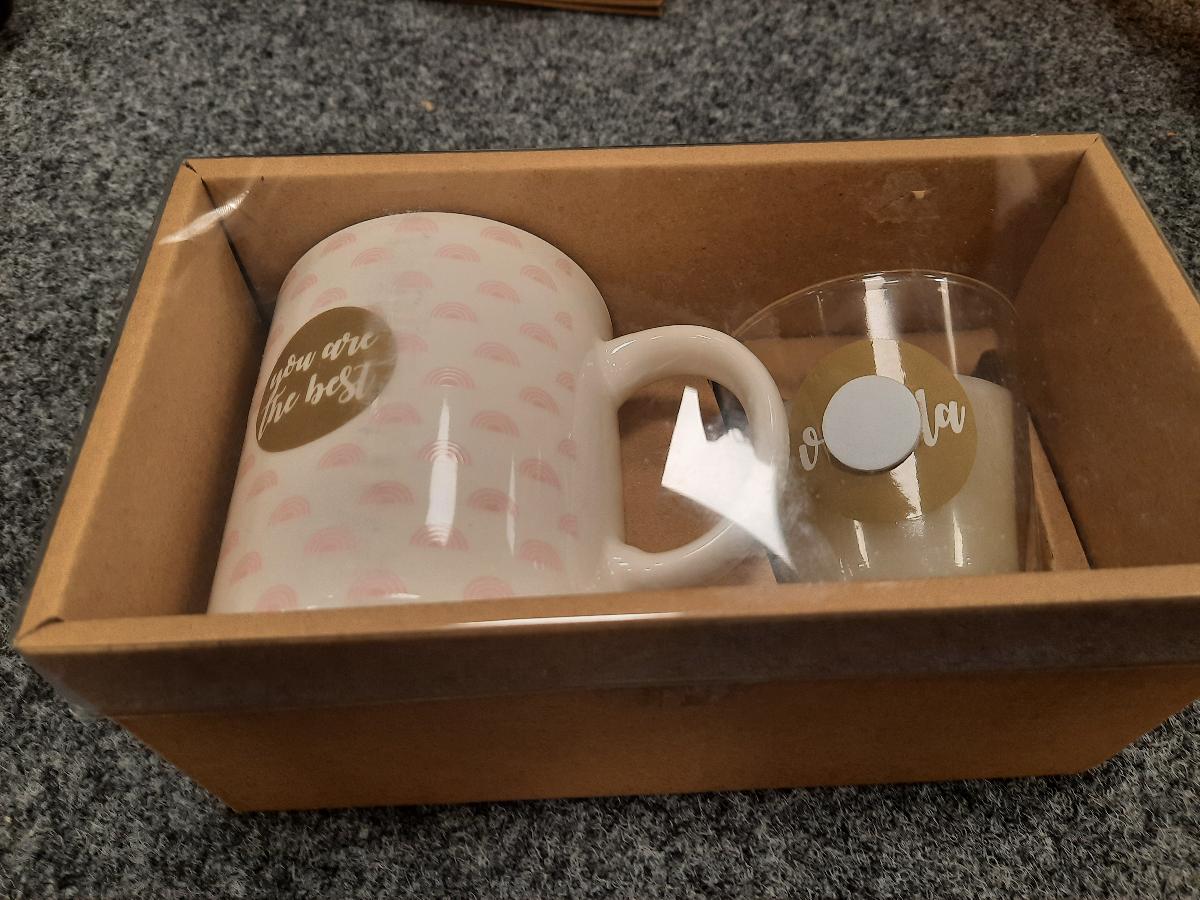 Zweiteilige Zusammenstellung, bestehend aus Geschirr (Tasse) und einer Kerze im Glas, sog.
Geschenkset Tasse und Kerze im Glas, Foto siehe Anlage,
- in einem Pappkarton für den Einzelverkauf aufgemacht,
- die Waren dienen weder der Befriedigung eines speziellen Bedarfs noch der Ausübung einer
  bestimmten Tätigkeit und stellen somit keine Warenzusammenstellung im Sinne der AV 3 b) dar,
- Kerze im Glas:
- - in Form einer zusammengesetzten Ware bestehend aus einer Kerze und einem Glasgefäß,
- - Kerze:
- - - cremefarbene, süßlich riechende Kerzenmasse (durchgehender Docht, ca. 6 mm dick,
      Höhe: ca. 4,5 cm),
- - Glasgefäß:
- - - zylinderförmiges, klarsichtiges Glasgefäß (Höhe: ca. 10,5 cm, Durchmesser: ca. 8 cm), in
      welches die Kerze eingegossen ist,
- - nach der Bedeutung in Bezug auf die Verwendung verleiht die Kerze der zusammengesetzten Ware
    den wesentlichen Charakter.

"Kerzen (Lichte) aller Art und dergleichen"